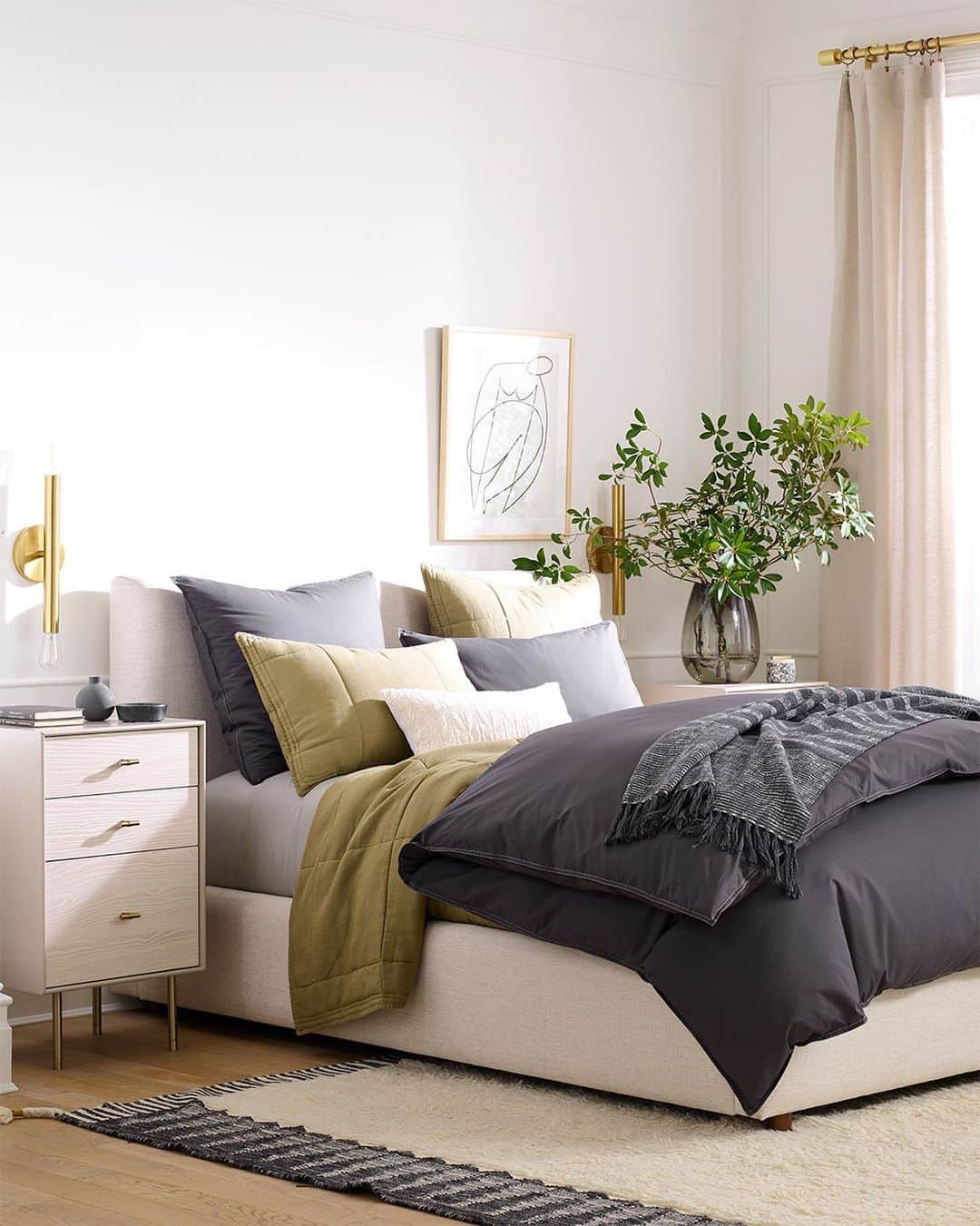 のインスタグラム：「How to level up your bedding layers 👉 Take our Organic Washed Cotton Percale Sheets & Duvet Cover in moody hues 👉 Add the @fairtradecertified European Flax Linen Quilt in a bold green 👉 Mix and match your pillows with different sizes and colors 👉 Keep the rest of your space bright & neutral to keep things airy. Now tap the link in bio to shop this look and see more bedroom inspiration. #YourBestSleep」