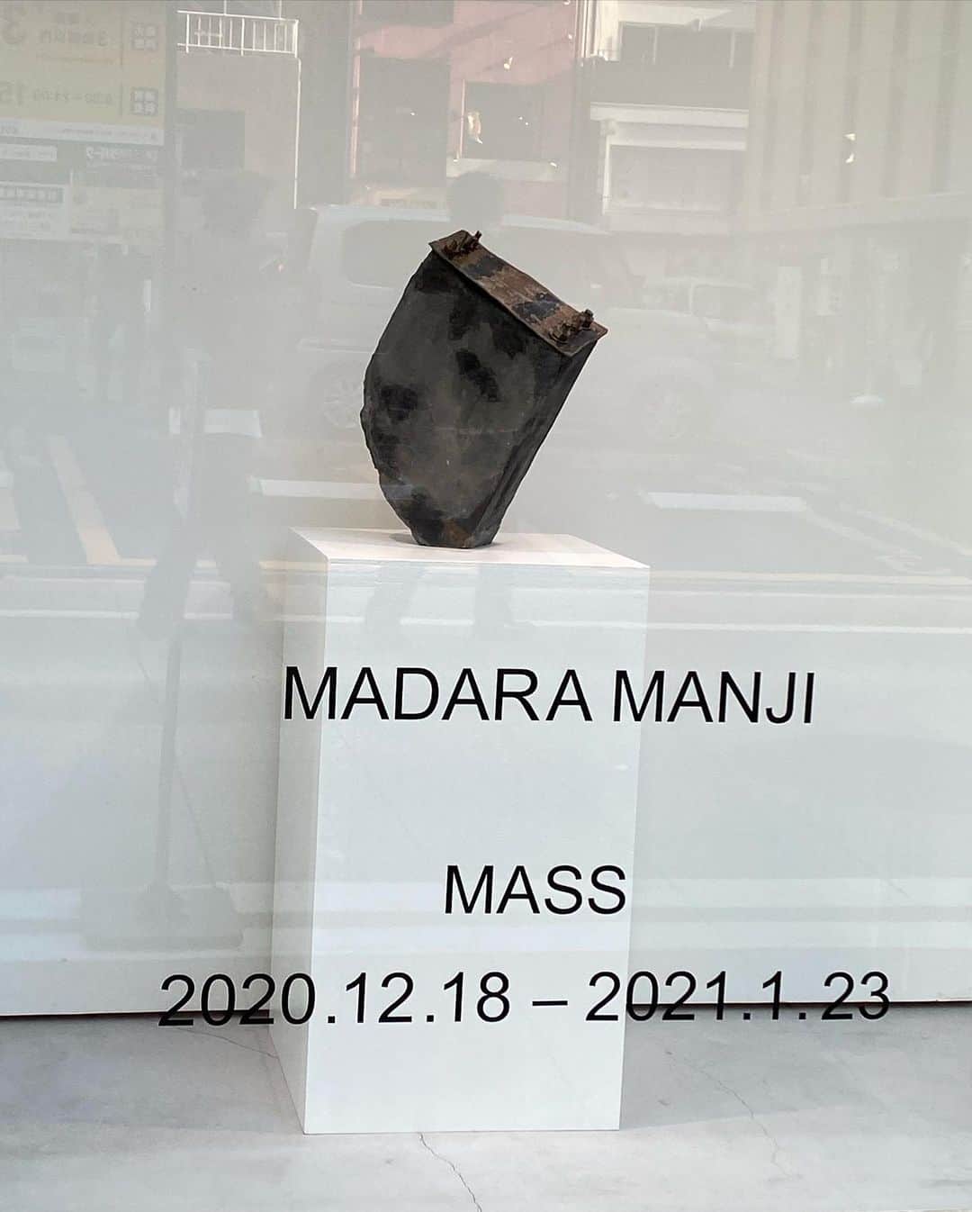 ImotoEtsuyo さんのインスタグラム写真 - (ImotoEtsuyo Instagram)「Whitestone Ginza New Gallery  で 開催中の MADARA MANJIさんの個展　 『MASS』に 行ってきました。  MADARAさんは　マツコデラックスさんの テレビ番組　「夜の巷を徘徊する」にも 出演され　話題となった　 今注目の若手アーティスト！  展示してある　まだらさんの作品は  金、銀、銅など、 異なる種類の金属を叩いて伸ばして溶接し 金属が溶けるか溶けないか ギリギリの温度を維持しながら、 叩き込むことで混ぜ合わせて つくられた金属彫刻アート。  『杢目金』という金属加工技術。  今にも倒れそうな立体作品は 独創的で繊細。 同じものはつくれないという。  見る角度によって違った表情が 楽しめる作品。 何層にも重ねられ交わりあった模様は 無機質な素材の中にエネルギーを 感じ、惹きつけられました。  1月23日まで開催してます。 〜〜〜〜〜〜〜〜〜〜〜〜〜〜〜〜〜〜〜〜〜  まだらまんじ 個展【MASS】 https://www.madaramanji.jp/  会期：12/18(金)〜1/23(土) WHITESTONE GINZA NEW GALLERY 中央区銀座6-4-16 入場無料  #まだらまんじ  #madaramanji  #art  #彫刻  #現代アート  #金属アート  #artist  #杢目金  #ginza  #個展  #onepiece ⇨ @setaichiro_official #セタイチロウ」1月8日 7時05分 - bisuhada