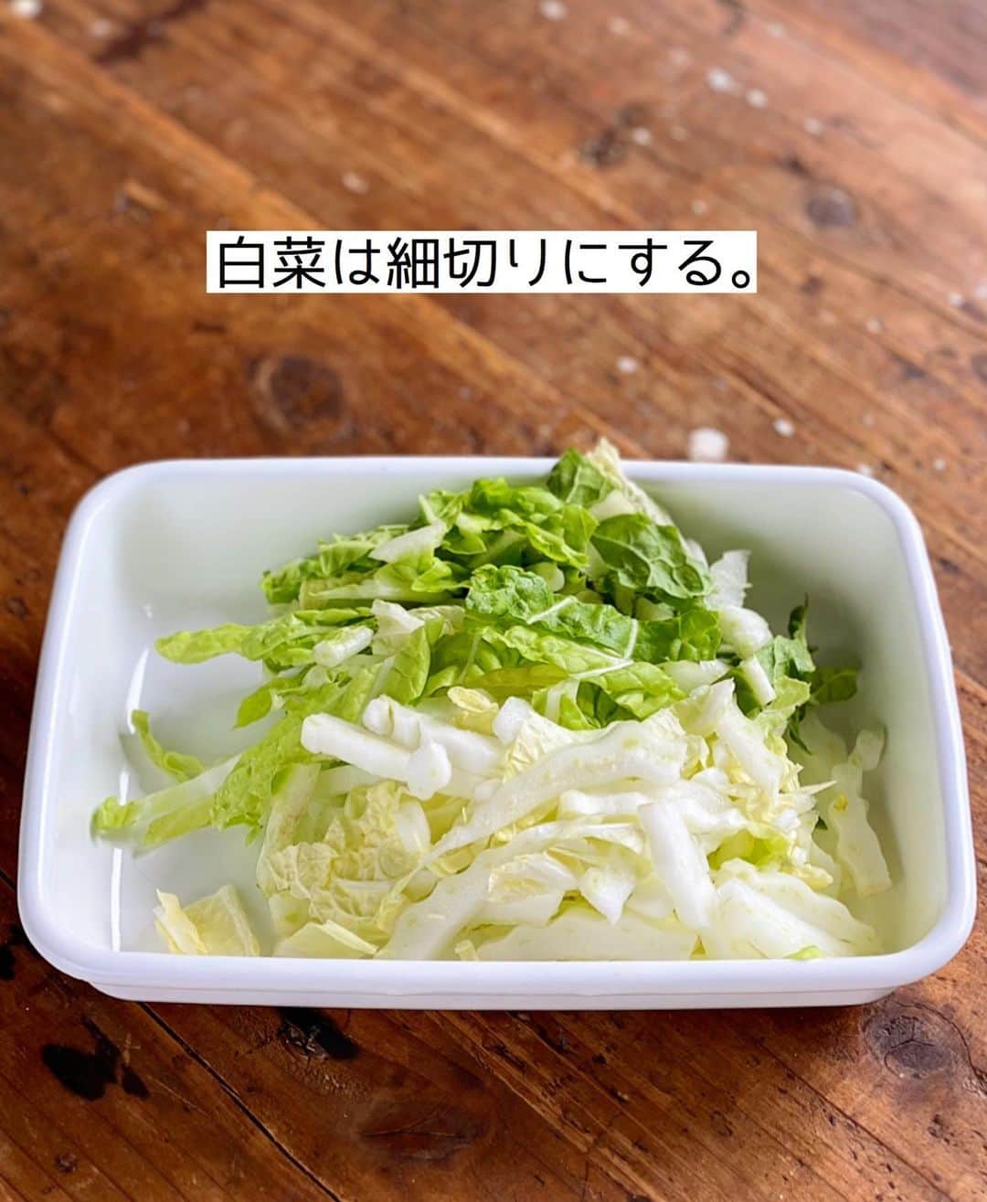 Mizuki【料理ブロガー・簡単レシピ】さんのインスタグラム写真 - (Mizuki【料理ブロガー・簡単レシピ】Instagram)「・﻿ 【#レシピ 】ーーーーーーーー﻿ ♡白菜入り坦々春雨スープ♡﻿ ーーーーーーーーーーーーーー﻿ ﻿ ﻿ ﻿ おはようございます(*^^*)﻿ ﻿ 今日ご紹介させていただくのは﻿ \\ 白菜入り坦々春雨スープ //﻿ ﻿ 春雨は戻さないから超簡単♡﻿ 更に練りごま不要でお手軽！﻿ 豆乳とごまをたっぷり加えて﻿ クリーミーに仕上げました♩﻿ ﻿ 寒い季節におすすめなので﻿ よかったらお試し下さいね(*^^*)﻿ ﻿ ﻿ ﻿ ＿＿＿＿＿＿＿＿＿＿＿＿＿＿＿＿＿＿＿＿﻿ 【2人分】﻿ 豚ひき肉...100g﻿ 白菜...100g﻿ 春雨...20g﻿ ごま油...小1﻿ 豆板醤...小1/2﻿ ●水...200ml﻿ ●味噌...小2﻿ ●鶏がらスープ・醤油...各小1﻿ 豆乳...150ml﻿ すりごま...大1.5﻿ (好みで)ラー油...適量﻿ ﻿ 1.白菜は細切りにする。﻿ 2.鍋にごま油、豆板醤、ひき肉を入れ、中火にかけて炒める。火が通ったら●、白菜、春雨を加え、混ぜながら5分煮る。﻿ 3.豆乳とすりごまを加え、沸騰直前まで温める。仕上げにラー油をかける。﻿ ￣￣￣￣￣￣￣￣￣￣￣￣￣￣￣￣￣￣￣￣﻿ ﻿ ﻿ ﻿ ﻿ 《ポイント》﻿ ♦︎春雨は戻さず乾燥のまま加えています♩﻿ ♦︎無調整豆乳を使用しています♩﻿ ♦︎豆板醤なしで作ると小さなお子さんも食べられます♩大人は仕上げのラー油で好みの辛さにして下さい♩﻿ ﻿ ﻿ ﻿ ﻿ ﻿ ﻿ ﻿ 📕新刊発売中📕﻿ 【ラクしておいしい！#1品晩ごはん 】﻿ ￣￣￣￣￣￣￣￣￣￣￣￣￣￣￣￣￣﻿ 私たちだってヘトヘトな日がある•••﻿ 毎日何品も作っていられない•••﻿ もうごはんに悩みたくない😢﻿ そんな時、1品ごはんはいかがでしょう？﻿ というご提案です✨﻿ ﻿ 【1品ごはん】は﻿ 副菜いらずで全てがシンプル！﻿ ￣￣￣￣￣￣￣￣￣￣￣￣￣￣￣￣￣￣﻿ 一品つくるだけでいいから﻿ 献立を考えなくてよし！﻿ ￣￣￣￣￣￣￣￣￣￣￣￣￣￣￣￣￣￣﻿ 悩まない、疲れない、﻿ 気力や時間がなくてもなんとかなる！﻿ ￣￣￣￣￣￣￣￣￣￣￣￣￣￣￣￣￣￣﻿ そんな頼りになる﻿ 便利なお助けごはんです☺️💕﻿ (ハイライトに🔗貼っています✨)﻿ ￣￣￣￣￣￣￣￣￣￣￣￣￣￣￣￣￣﻿ ﻿ ﻿ ﻿ ﻿ ﻿ ⭐️発売中⭐️﻿ ＿＿＿＿＿＿＿＿＿＿＿＿＿＿＿＿＿＿﻿ しんどくない献立、考えました♩﻿ \15分でいただきます/﻿ 📕#Mizukiの2品献立 📕﻿ ﻿ 和食をもっとカジュアルに♩﻿ \毎日のごはんがラクになる/﻿ 📘#Mizukiの今どき和食 📘﻿ ﻿ ホケミレシピの決定版♩﻿ \はじめてでも失敗しない/﻿ 📙#ホットケーキミックスのお菓子 📙﻿ ﻿ NHKまる得マガジンテキスト☆﻿ ホットケーキミックスで﻿ 📗絶品おやつ&意外なランチ📗﻿ ￣￣￣￣￣￣￣￣￣￣￣￣￣￣￣￣￣￣﻿ ﻿ ﻿ ﻿ ＿＿＿＿＿＿＿＿＿＿＿＿＿＿＿＿＿＿﻿ レシピを作って下さった際や﻿ レシピ本についてのご投稿には﻿ タグ付け( @mizuki_31cafe )して﻿ お知らせいただけると嬉しいです😊💕﻿ ￣￣￣￣￣￣￣￣￣￣￣￣￣￣￣￣￣￣﻿ ﻿ ﻿ ﻿ ﻿ #坦々スープ#白菜#春雨スープ#豆乳#Mizuki#簡単レシピ#時短レシピ#節約レシピ#料理#フーディーテーブル#マカロニメイト#おうちごはん#デリスタグラマー#料理好きな人と繋がりたい#おうちごはんlover#写真好きな人と繋がりたい#foodpic#cooking#recipe#lin_stagrammer#foodporn#yummy#f52grams#白菜入り坦々春雨スープm」1月8日 7時06分 - mizuki_31cafe