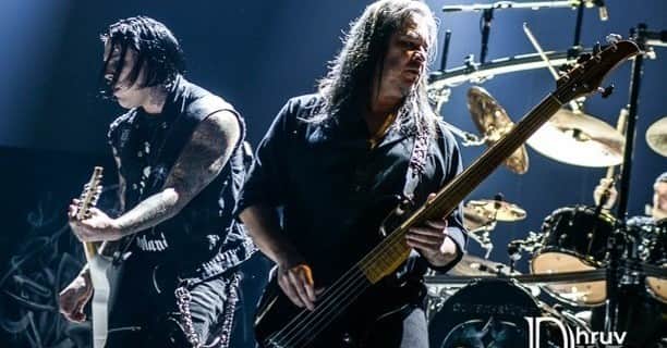 Queensrycheさんのインスタグラム写真 - (QueensrycheInstagram)「#tbt🔙📸 - Parker and Eddie at Barclays Centre in NYC opening for Scorpions in 2015 (photo credit Dhruv Kumar.com for Cryptic Rock) #queensryche #throwbackthursday #parkerlundgren #guitarplayer #caparisonguitars #eddiejackson #edbass #onetake #badassbassist #mikelullbass #bamfers」1月8日 7時16分 - queensrycheofficial