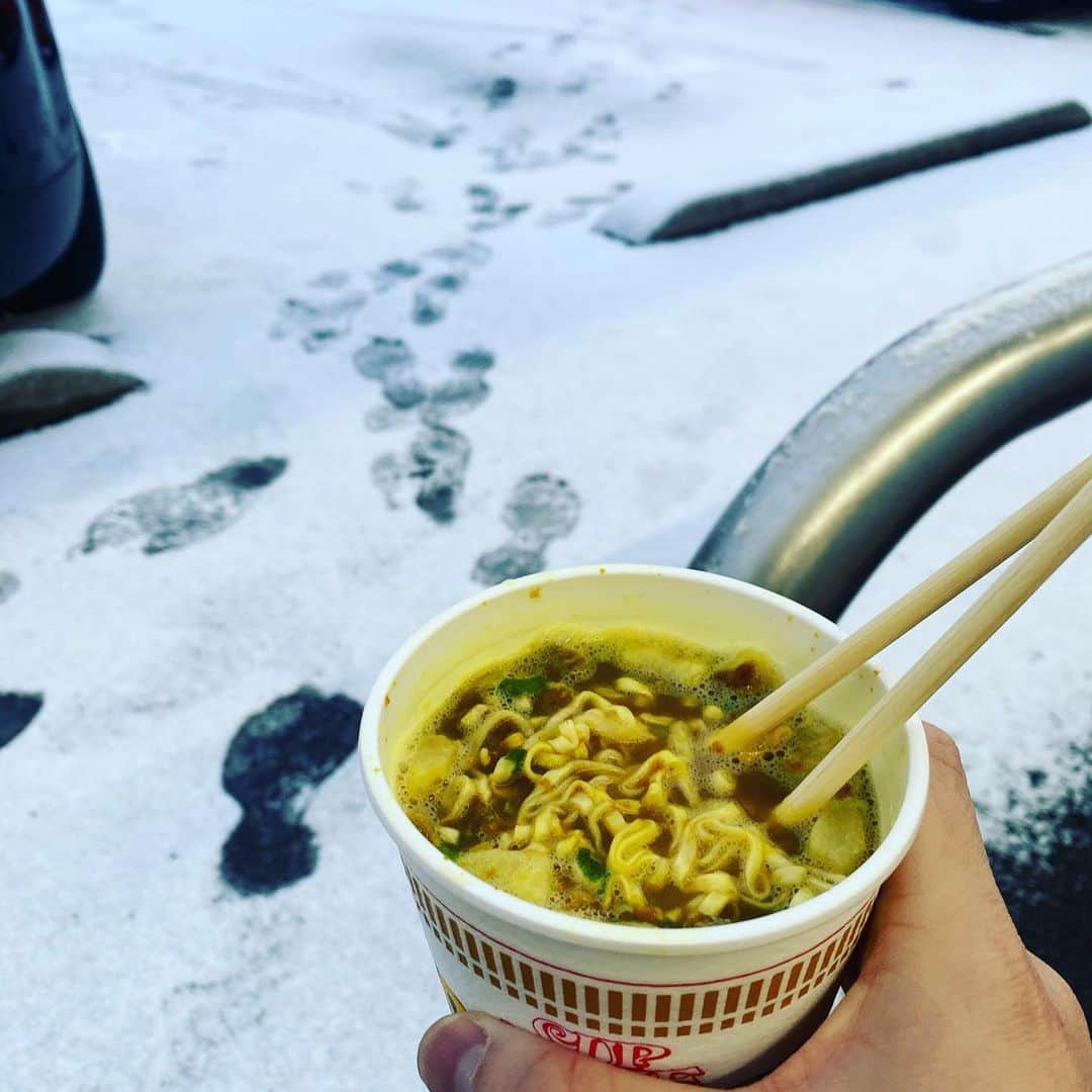 松隈ケンタのインスタグラム：「なんとかバスに乗り、家からかなり遠い駅で降りまして近くのセブンイレブンまでたどり着きましたが、コロナの影響でイートインダメだそうで、外で食べます。冬やベー」