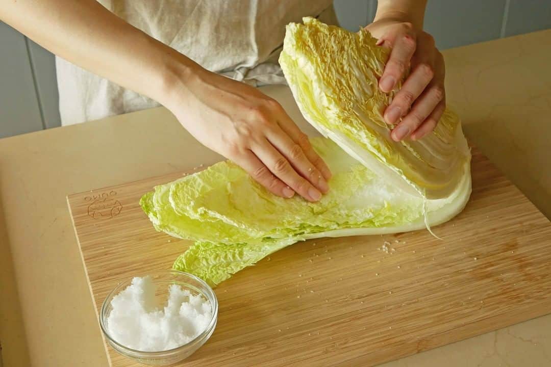 Komerco-コメルコ-さんのインスタグラム写真 - (Komerco-コメルコ-Instagram)「. 【自家製のすすめ】 少しの手間でおいしい おうちで作れる本格キムチ  じっくりと熟成した複雑なうまみにピリッとした辛みがクセになるキムチ。 乳酸菌がたっぷり含まれている発酵食品としても注目されています😋  キムチの本場・韓国では、寒くなって白菜が出回る時期に大量の白菜キムチを漬け込む「キムジャン（キムチ作り）」が大切な年中行事。 でも、たくさんの材料や大掛かりな準備がなくても、自宅で簡単においしいキムチがつくれるのです。 Komerco流・自家製キムチの作り方と楽しみ方をお届けします。  ぜひ最新のコメルコバナシをご覧くださいね🌶  -------------------------------⁣ ▷ #コメルコバナシ は、KomercoアプリとWebサイトのホーム画面でご紹介している読みもの。クリエイターや作品の魅力を紹介し、モノからはじまる料理の楽しさと可能性を提案しています。⁣ https://komer.co/komercobanashis⁣ .⁣ ▷Web版はプロフィールリンクから📲⁣ @komerco_official⁣ .⁣ ▷iOS版アプリのダウンロードはAppStoreにて「Komerco」または「コメルコ」と検索🔎⁣ -------------------------------⁣ .⁣ #komerco #コメルコ #cookpad #クックパッド #komercoごはん #料理をもっと楽しく #おうちごはんを楽しもう #おうちごはん #instafood #foodpic #cookinglove #手しごと #komercoフード #komercoクラフト⁣ #手作り #自家製 #手づくり #手仕事 #キムチ #キムチ鍋 #スンドゥブ #自家製キムチ #手づくりキムチ #韓国キムチ #和風キムチ #発酵食品 #発酵 #発酵料理」1月8日 7時30分 - komerco_official