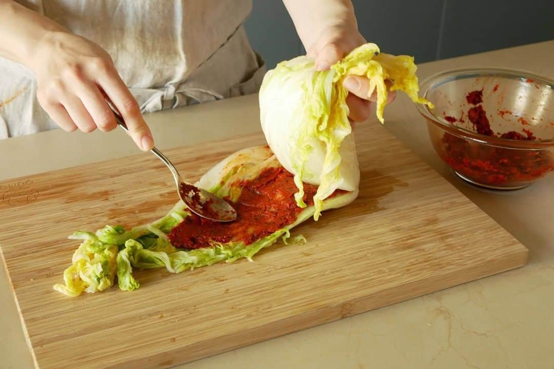 Komerco-コメルコ-さんのインスタグラム写真 - (Komerco-コメルコ-Instagram)「. 【自家製のすすめ】 少しの手間でおいしい おうちで作れる本格キムチ  じっくりと熟成した複雑なうまみにピリッとした辛みがクセになるキムチ。 乳酸菌がたっぷり含まれている発酵食品としても注目されています😋  キムチの本場・韓国では、寒くなって白菜が出回る時期に大量の白菜キムチを漬け込む「キムジャン（キムチ作り）」が大切な年中行事。 でも、たくさんの材料や大掛かりな準備がなくても、自宅で簡単においしいキムチがつくれるのです。 Komerco流・自家製キムチの作り方と楽しみ方をお届けします。  ぜひ最新のコメルコバナシをご覧くださいね🌶  -------------------------------⁣ ▷ #コメルコバナシ は、KomercoアプリとWebサイトのホーム画面でご紹介している読みもの。クリエイターや作品の魅力を紹介し、モノからはじまる料理の楽しさと可能性を提案しています。⁣ https://komer.co/komercobanashis⁣ .⁣ ▷Web版はプロフィールリンクから📲⁣ @komerco_official⁣ .⁣ ▷iOS版アプリのダウンロードはAppStoreにて「Komerco」または「コメルコ」と検索🔎⁣ -------------------------------⁣ .⁣ #komerco #コメルコ #cookpad #クックパッド #komercoごはん #料理をもっと楽しく #おうちごはんを楽しもう #おうちごはん #instafood #foodpic #cookinglove #手しごと #komercoフード #komercoクラフト⁣ #手作り #自家製 #手づくり #手仕事 #キムチ #キムチ鍋 #スンドゥブ #自家製キムチ #手づくりキムチ #韓国キムチ #和風キムチ #発酵食品 #発酵 #発酵料理」1月8日 7時30分 - komerco_official
