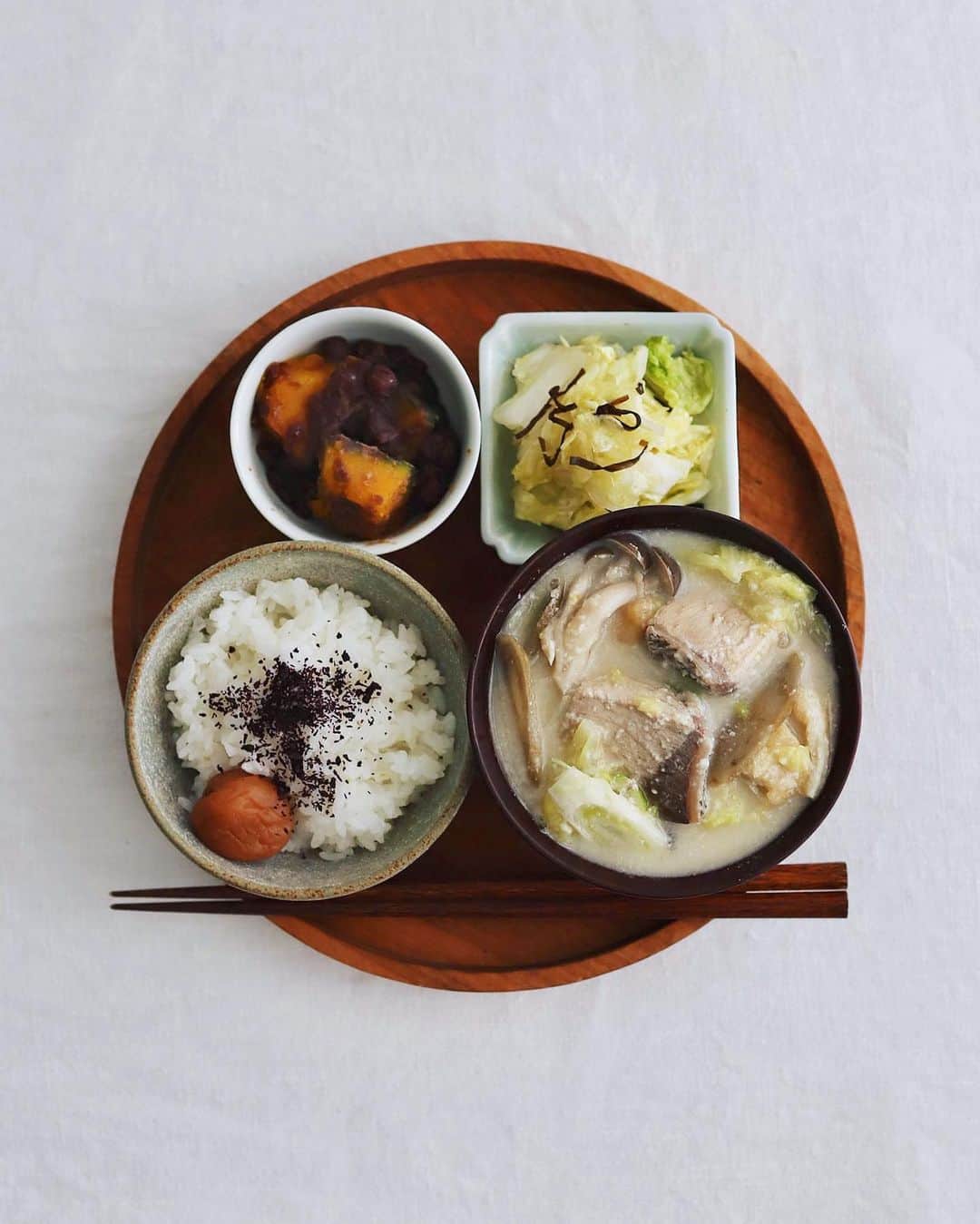のインスタグラム：「Today's breakfast . 今朝は粕汁がメインで、 ごろっとブリが多めの、 白菜、ごぼう、しめじ、 生姜、葱、油揚げ入り。 ご飯にゆかりと梅干し、 南瓜と小豆のいとこ煮、 白菜と塩昆布の浅漬け。  . #朝ごはん #朝食 #温活 #粕汁 #粕汁定食 #具沢山スープ #具だくさんスープ #南瓜と小豆のいとこ煮 #いとこ煮 #白菜浅漬け #japanesebreakfast #japanesefood」