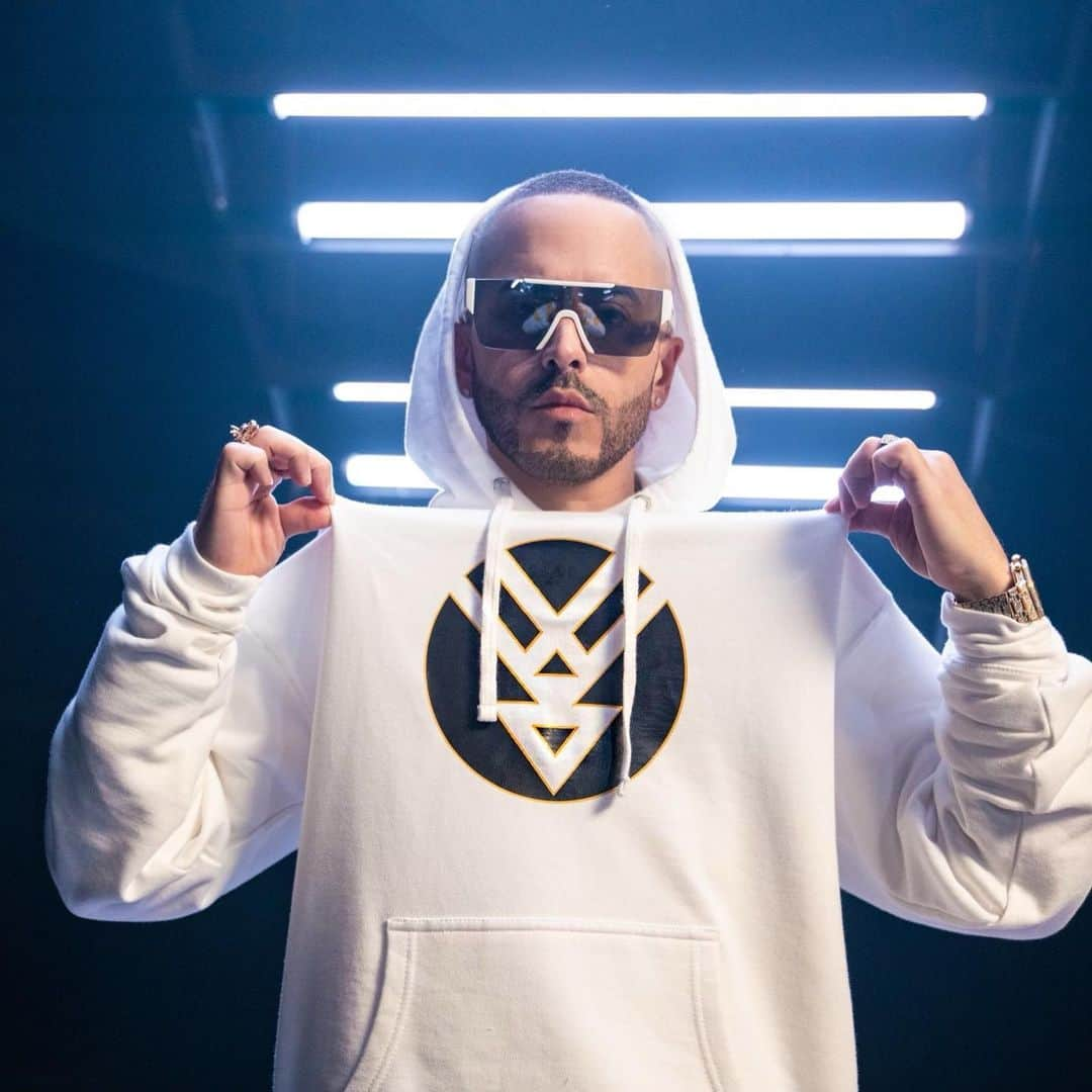 ヤンデルさんのインスタグラム写真 - (ヤンデルInstagram)「Me estan preguntando mucho por el Merch que lanzamos en el Live "Good Bye 2020", pueden entrar a www.yandel.com y pueden accesar la tienda; hay muchos modelos disponibles #YandelMerch #OnlineStore」1月8日 8時01分 - yandel