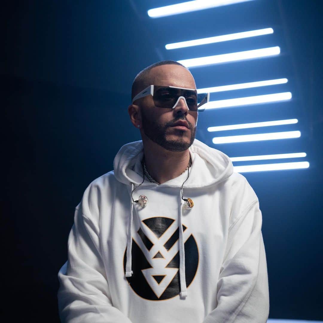 ヤンデルのインスタグラム：「Me estan preguntando mucho por el Merch que lanzamos en el Live "Good Bye 2020", pueden entrar a www.yandel.com y pueden accesar la tienda; hay muchos modelos disponibles #YandelMerch #OnlineStore」