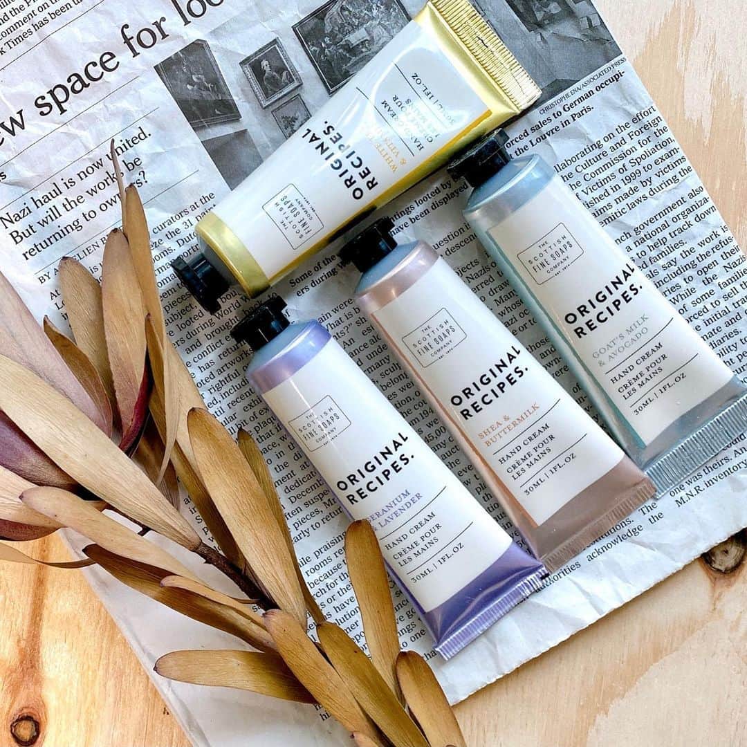 のインスタグラム：「センスのいい人が毎日使っているハンドクリーム  それは THE SCOTTISH FINE SOAPS スコティッシュファインソープ社 「オリジナルレシピ」 ハンドクリーム  シンプルでシャープ感のあるおしゃれなパッケージ シアバター配合でしっかりと保湿してくれるうえに オリジナルレシピならではの効能が お肌に元気を与えてくれるんです 4種の香りがありますが、それぞれ効能が違います  ⚫︎ゼラニウム＆ラベンダー 抗菌作用のあるティーツリーエキス配合 すっきりとしたやさしいラベンダーの香り ⚫︎ゴートミルク＆アボカド 栄養豊富なゴートミルクエキス配合でお肌しっとり 甘すぎないグリーンフローラルの香りで癒されます ⚫︎ホワイトティー＆ビタミンE 抗酸化作用のあるビタミンE配合でお肌が若返る。。！？ ほんのりスパイシーなオリエンタルな香り。 ⚫︎シア＆バターミルク シア、バターミルク配合で保湿効果抜群 フローラルさにほのかにバニラの まろやかさが加わった香り  THE SCOTTISH FINE SOAPS スコティッシュファインソープ社 「オリジナルレシピ」 ハンドクリーム　　30ml 1,500yen(+tax)  @scottishfinesoaps  #scottishfinesoaps #スコティッシュファインソープ#ハンドクリーム#ハンドクリームマニア #ハンドケア#保湿ケア#フレグランス#癒し#effie #efinternational#ナチュラル#お肌に優しい #ナチュラルライフ #海外コスメ#コスメ #コスメ好きな人と繋がりたい #香りのある暮らし #香り#香り好きな人と繋がりたい #香り好き#おすすめコスメ #イギリス🇬🇧  手洗い除菌のあとは ハンドクリームでしっかり保湿＆菌を寄せ付けない」