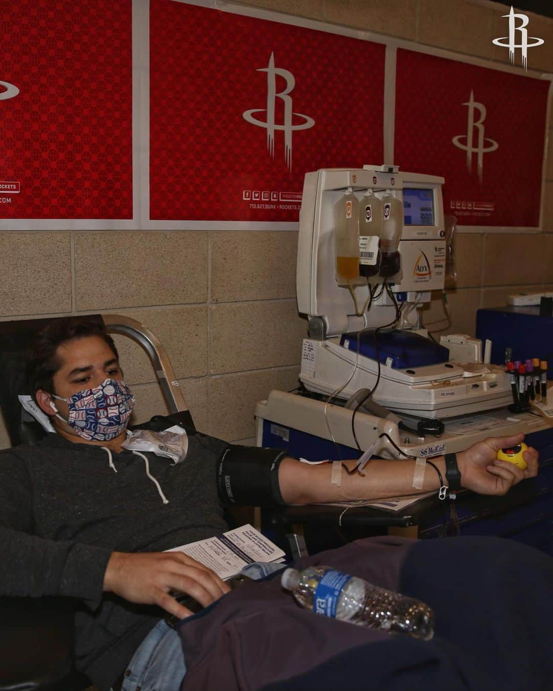 ヒューストン・ロケッツさんのインスタグラム写真 - (ヒューストン・ロケッツInstagram)「Today we hosted the 15th Annual #RocketsGiveBack @commitforlife Blood Drive.  🚀 All donors received a Rockets Hoodie courtesy of @memorialhermann」1月8日 7時59分 - houstonrockets