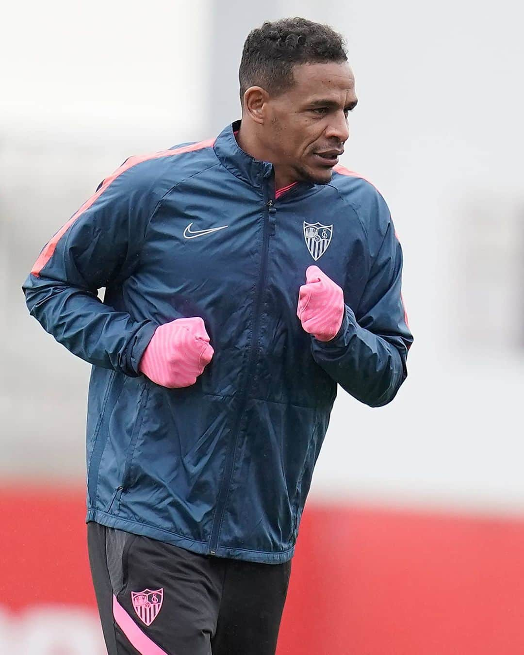 セビージャFCさんのインスタグラム写真 - (セビージャFCInstagram)「🌡❄ 𝙈𝙪𝙞𝙩𝙤 𝙛𝙧𝙞𝙤 😅 🇧🇷  #diegocarlos #fernando #sevilla #entrenamiento」1月8日 8時10分 - sevillafc