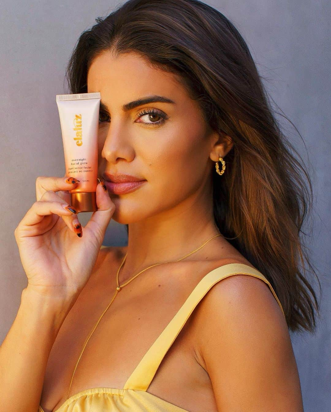 Camila Coelhoさんのインスタグラム写真 - (Camila CoelhoInstagram)「GLOW & BRONZE💛 (Couldn’t wait to launch this product)! The @elaluz Overnight Facial Glow is a Hydrating face Mask that will give your skin an effortless glowing bronze overnight! (available now at elaluz.com)  ————— Hidratação e bronze em 1 produto! Acabamos de lançar a “overnight facial Glow” de @elaluz - uma máscara facial hidratante, que deixe a pele mais bronzeada em 8 horas! (Disponível agora)! #elaluz #skincare」1月8日 8時14分 - camilacoelho