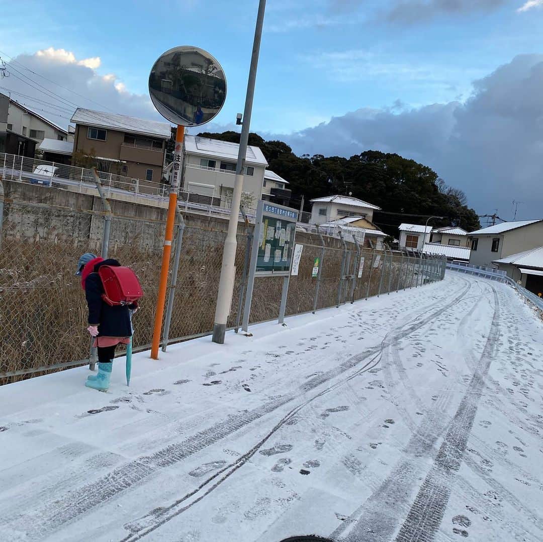 栗田善太郎のインスタグラム：「他校は10時登校らしいが、、平常通り。  子供にとっては忘れられない日になるよね。」