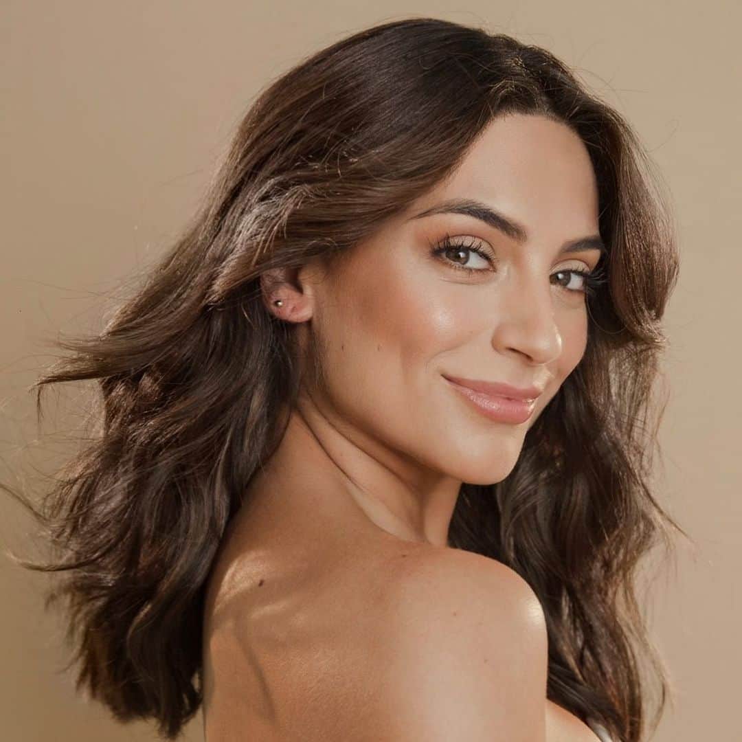 Ana Brenda Contrerasのインスタグラム：「Your wish is my command ✨  Tips y mis secretos para cuidar tu pelo!  Estamos Live 💫 Link en Bio y stories para nuestro Blog estamos estrenando en @evaavobeauty 🥑💚 #hairgoals #cuidadodelcabello」