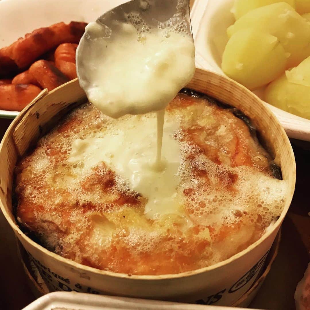 辻仁成さんのインスタグラム写真 - (辻仁成Instagram)「今夜はモンドール！  これをバゲットやポテトやブロッコリーやソーセージなんかに付けて、白ワインとかで、、、うふふ  皮パリの焼けたところもやばい。 冬はモンドール・チーズが最高です。」1月8日 8時22分 - tsujihitonari