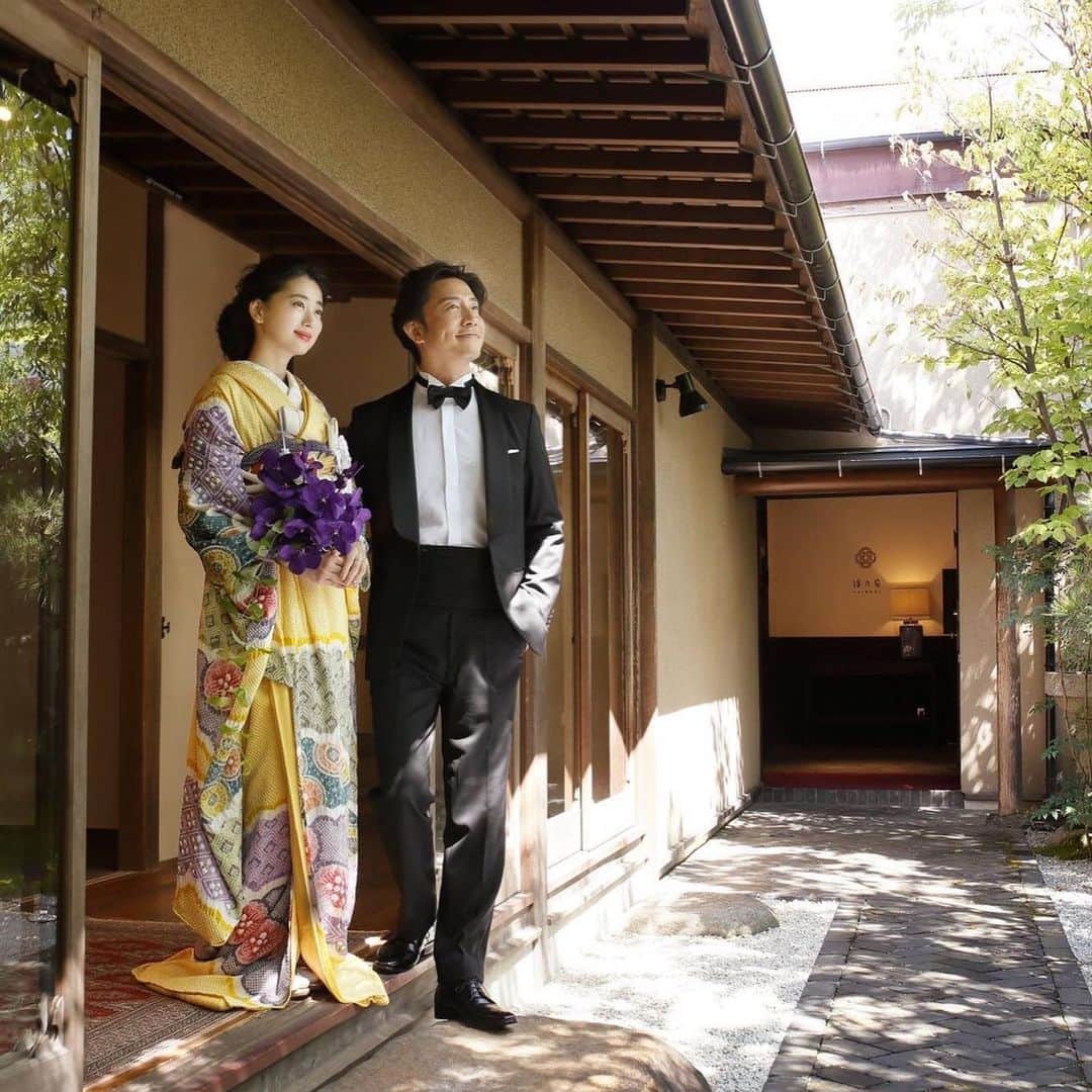 The KAMAKURA WEDDINGのインスタグラム：「自然光の中で、柔らかな色合いが上品な印象を与える、新作の引振り袖。タキシードとのコンビが大正ロマンな雰囲気。」