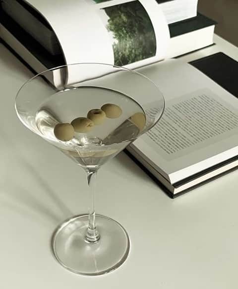 カレントエリオットのインスタグラム：「when you need friday to come a little early 🍸 / cc: @sophiaippoliti  #cheers #inspo #martini #aesthetic #weekend」
