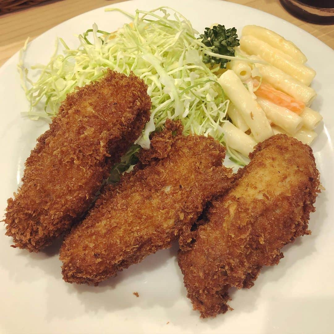 岡田育さんのインスタグラム写真 - (岡田育Instagram)「Beef katsu (Japanese style cutlet) and fried oysters.  #soyoichi #ningyocho 🍴🥩🦪🍴 . 二人で行くと二つ食べられる。 #そよいち #ビーフカツ #ビーフかつれつ #カキフライ #人形町」1月8日 8時39分 - okadaic