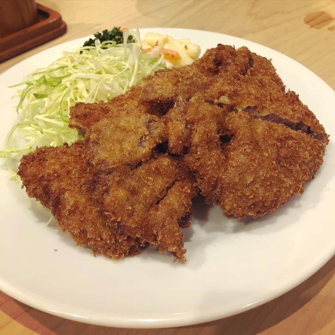 岡田育のインスタグラム：「Beef katsu (Japanese style cutlet) and fried oysters.  #soyoichi #ningyocho 🍴🥩🦪🍴 . 二人で行くと二つ食べられる。 #そよいち #ビーフカツ #ビーフかつれつ #カキフライ #人形町」