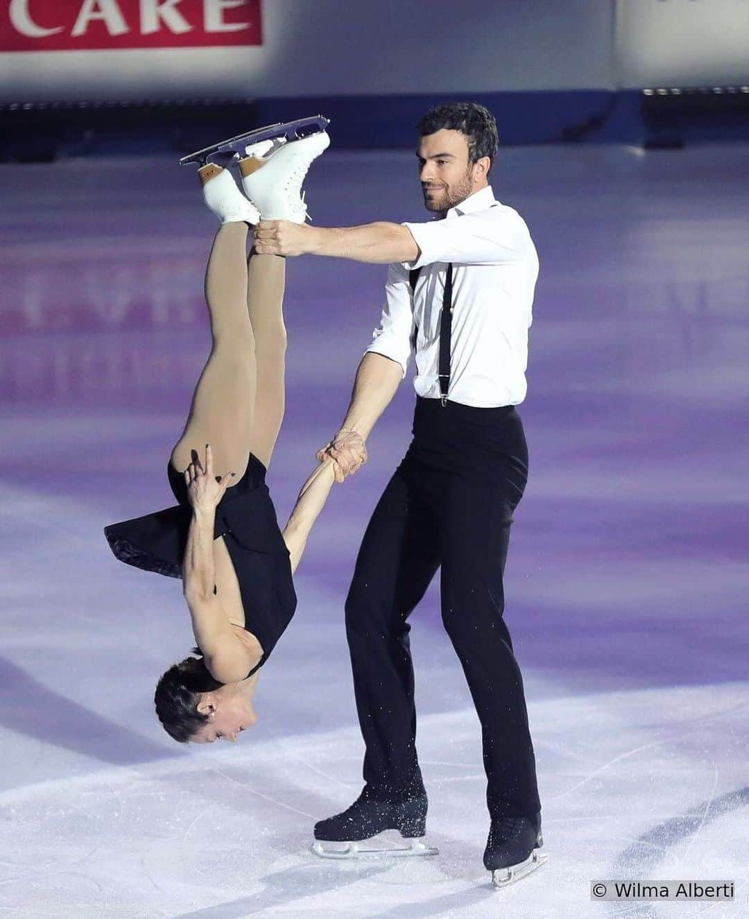 エリック・ラドフォードのインスタグラム：「If you can’t find the answer, try a different perspective. 🙃  #figureskating #figureskater #pairskating #upsidedown #olympics #duhamelradford   📸 - @wilma.alberti」