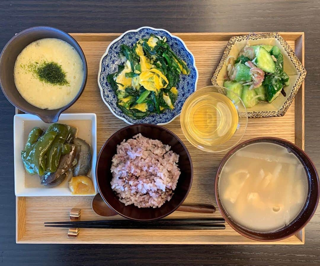 祐真朋樹さんのインスタグラム写真 - (祐真朋樹Instagram)「とろろご飯と大根の味噌汁  #朝ご飯 #祐ご飯 #ニラ玉 #煎茶 #具沢山味噌汁 #利ご飯 #完食 #とろろ #きゅうり  #生姜 #スリップウェア」1月8日 19時39分 - stsukezane