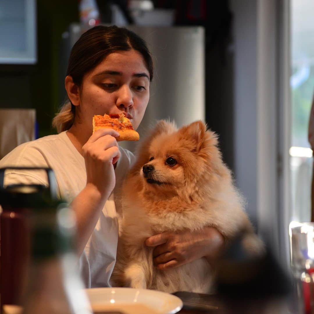 ローレン・ヤングのインスタグラム：「When its 8 days into 2021 and you’re already cheating on your diet and you get caught」