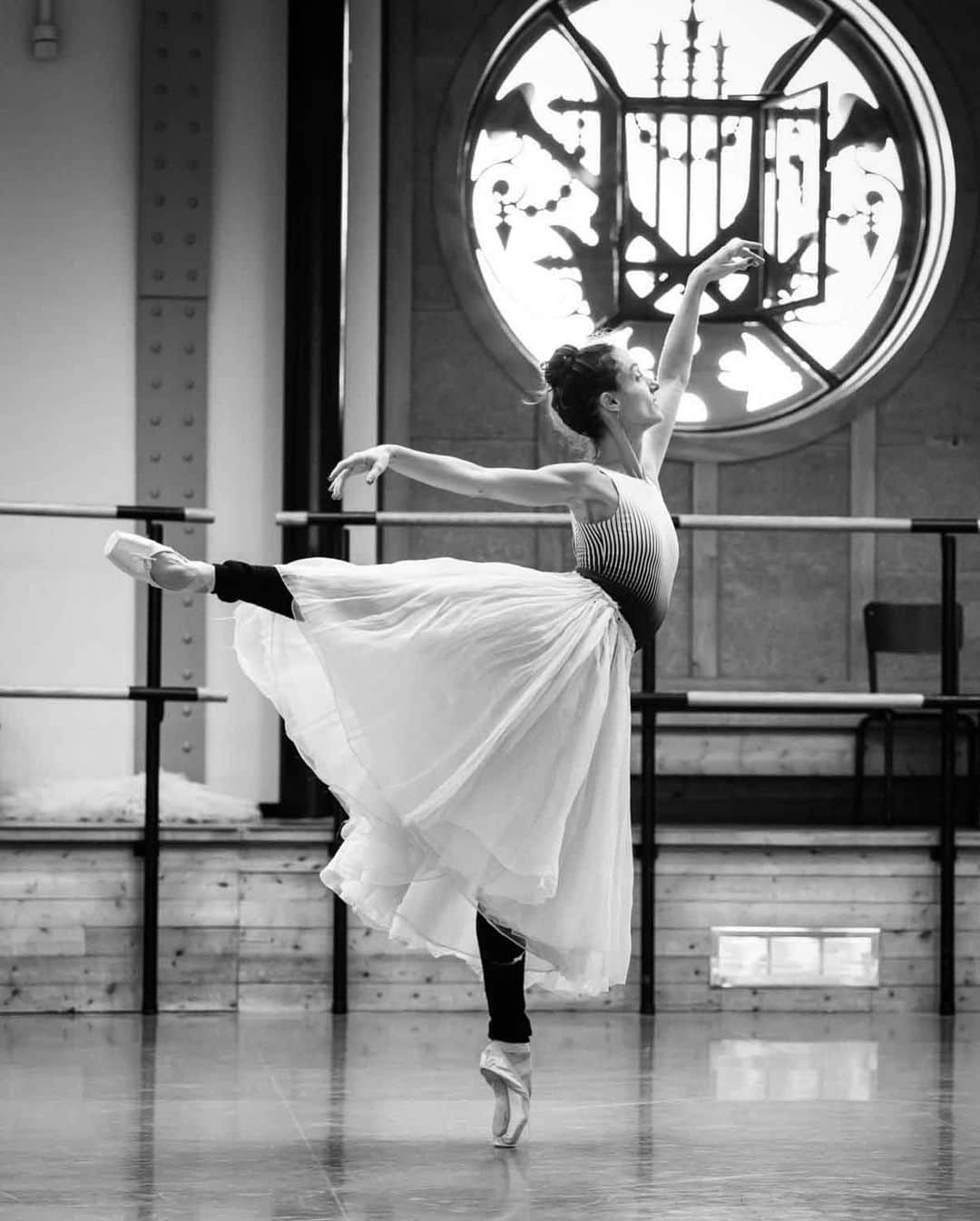 ドロテ・ジルベールのインスタグラム：「Répétition de Études de Harald Lander. Peut-être en janvier-février 🍀🤞🏼  Photo de @julienbenhamouphotographe  . . #ballet #etudes #haraldlander #operagarnier #danseclassique」