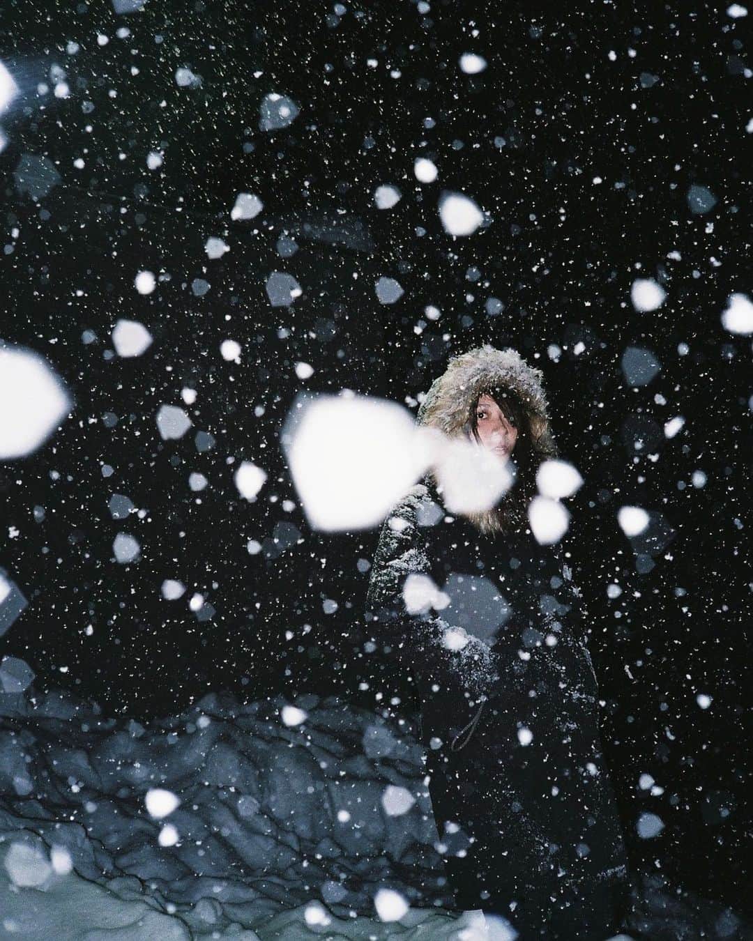 haru wagnusのインスタグラム：「Flash in Snow daze ㅤㅤㅤㅤㅤㅤㅤㅤㅤㅤㅤㅤㅤ ㅤㅤㅤㅤㅤㅤㅤㅤㅤㅤㅤㅤㅤ ㅤㅤㅤㅤㅤㅤㅤㅤㅤㅤㅤㅤㅤ #autoboy #filmphotography」