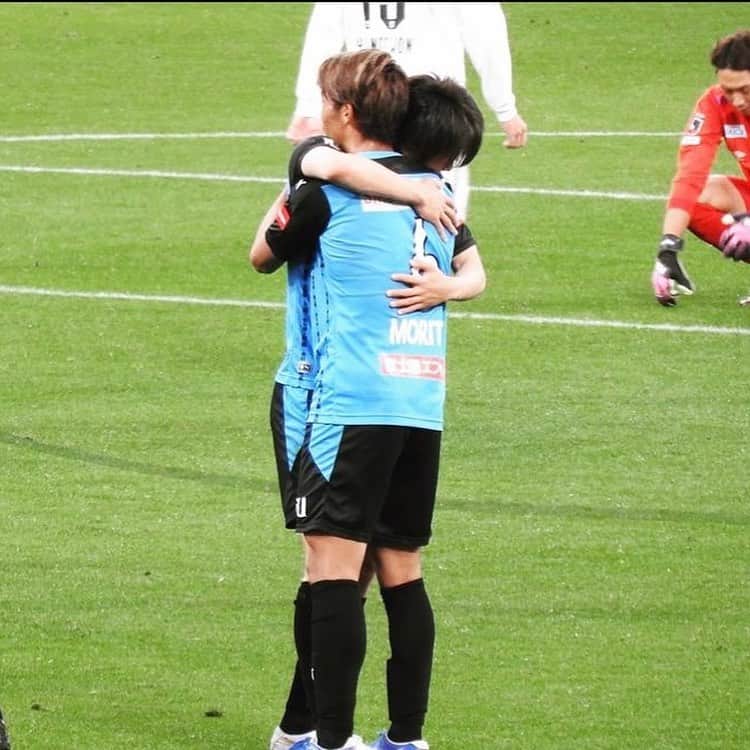 田中碧のインスタグラム：「守田英正  自分が25番をつけたのは守田くんがつけてたからです。 攻撃も守備もできる自分の理想像でした。  自分が試合に出始めてから喋ったりご飯に行く機会が減っていったのが寂しく気まずくすごい嫌でした。  少しは25番をつけて追いつけたかなと思ってましたけどまだまだ遠い存在だし、守田くんに活かしてもらってたんだなと感じてます。  代表で待っててください。 必ず追いつきます。  #今までありがとうございました #またこの3人でコンビ組めたらいいな #サポーターの方から写真いただきました🙇‍♂️」
