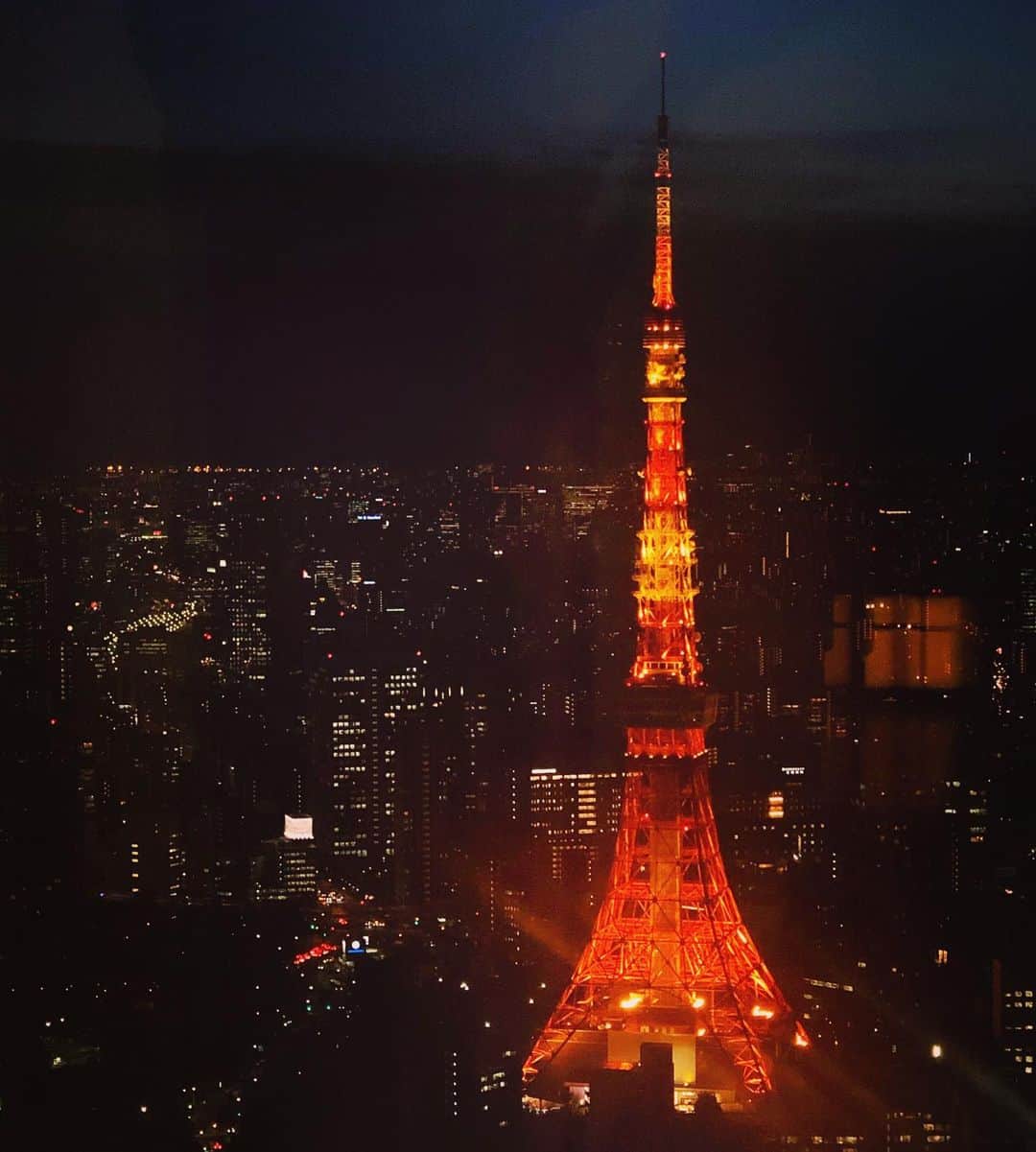 のインスタグラム：「. 存在感🗼 なんか見ちゃう。  #ちょっとずつ #東京タワーに近付いてるw #つい見惚れて #ふらふら近付いちゃってる笑 #東京タワー #夜景 #でも実は夕方 #東京タワー#夜景#tokyo#nightsky」