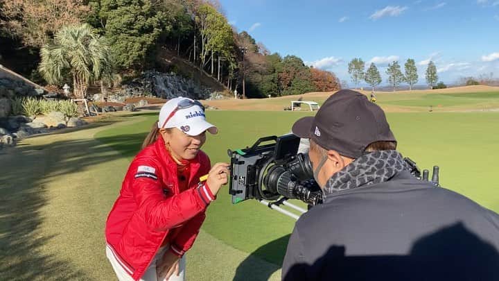宮里美香のインスタグラム：「*** 古閑美保さんのゴルフチャレンジアスリートの番組内である、カメラサイン🎥🥳 . その撮影の様子をヘアメイクの @yama67 さんに撮ってもらいました😆 今回が２回目のカメラサインでした！！ . #camerasign #golfchallengeathlete  #古閑美保のゴルフチャレンジアスリート  #カメラサイン」
