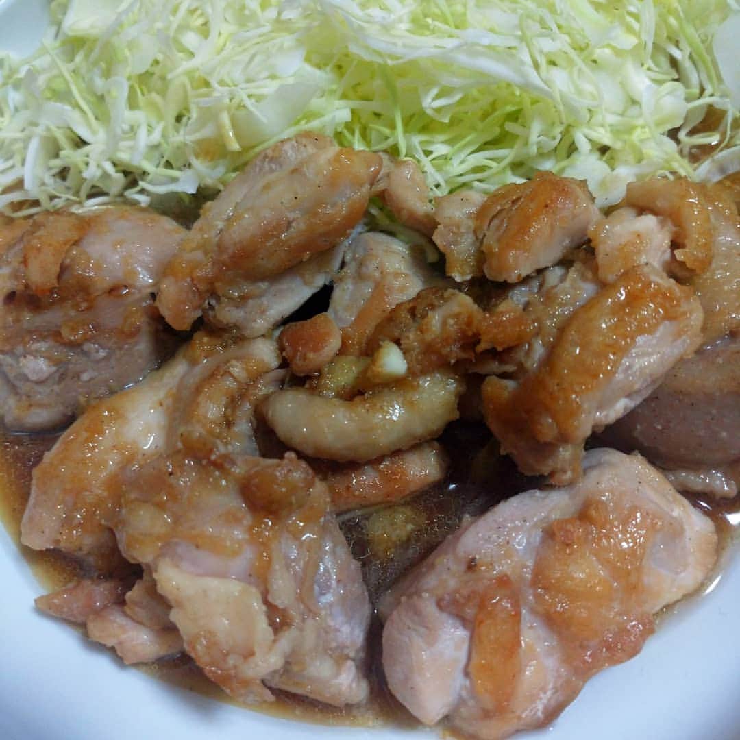 のインスタグラム：「本日のズボラ飯  鶏モモ肉のにんにく焼き  豚まめの辛味噌炒め #ズボラ飯 #自炊飯 #ドケチ飯 #プロレスラーが作る飯 #酒飲みの味」