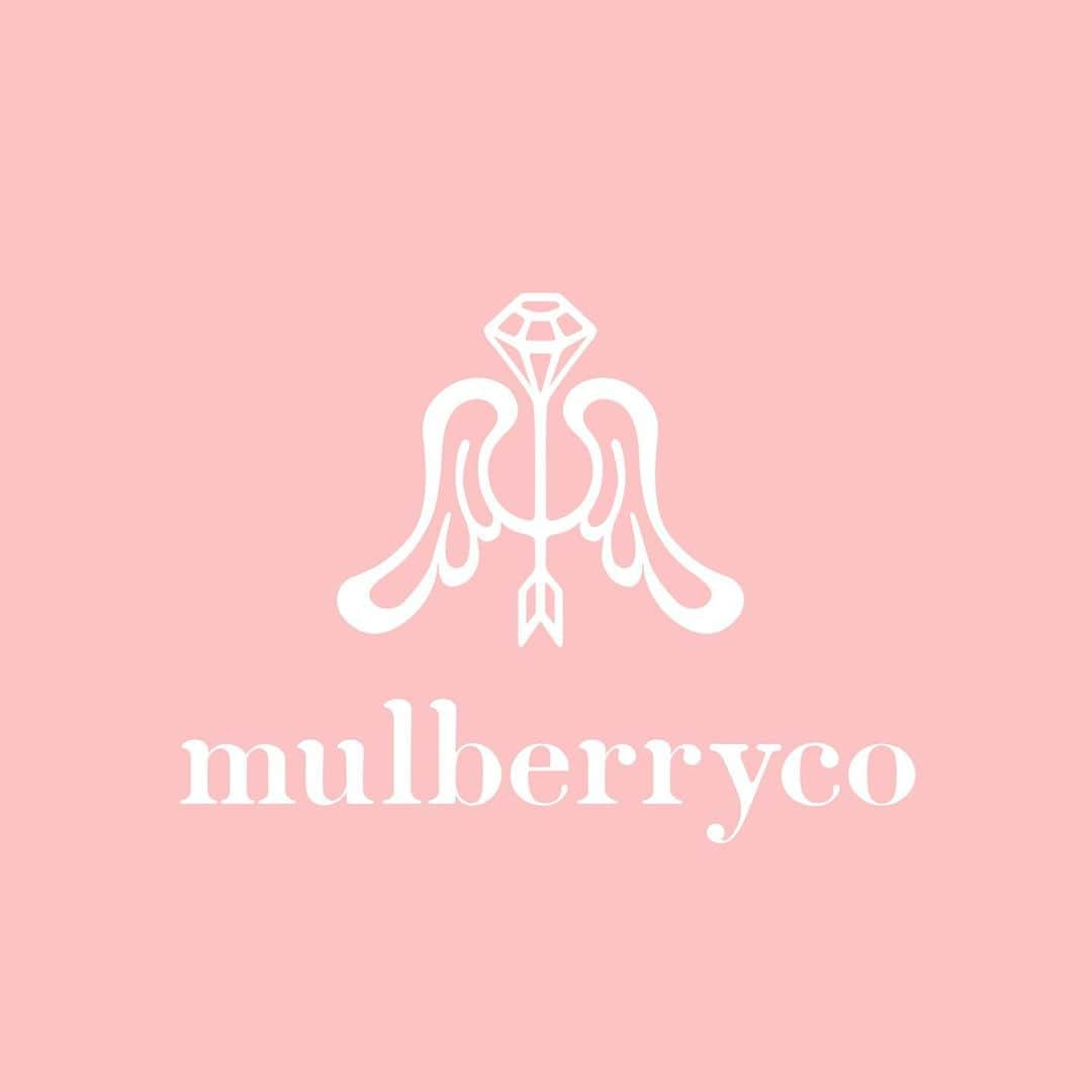 Sakikoのインスタグラム：「こんばんは✨ 2021年から、こちらのアカウントでは mulberrycoの制作風景やイラストやアクセサリー以外の制作関係など 双子の日常をゆるっと投稿していきます✨よろしくお願いいたします。 : 2021.01.08 《ロゴマーク》について 制作話をさせてください✨ : シンボルマークとロゴタイプ(文字の部分)を制作しました。 スケッチブックにいくつものイメージを描き(汚くてごめんなさい😢)何度も修正を重ねながら、ロゴマークが決定しました。 マークには、 ・mulberrycoのM ・代表アクセサリーである指輪の形 ・キューピットの羽 ・弓矢 のモチーフを入れ込んでいます。 コンセプトの「無垢で無敵なパルピテーションアイテム(胸が高鳴る鼓動)」から、無邪気なあの頃のトキメク気持ちをアクセサリーを通じて感じて欲しい、そして、今の自分の背中を少しでも押すことができますように、と願いを込めています。 また、コンセプトを象徴的に表すため、シンボルマークは屈託のない無邪気さを持ち、天真爛漫な性格に描かれてきたキューピッドをモチーフとして選びました。 キューピットの放った矢を射られた相手は、恋をしてしまうと言われています。 指輪をつけることで、自分が誰かを愛し愛される素敵な人になりますように、そう願っています。 そして、記憶に残ってもらいやすいよう可愛らしくも独創性を追求したモチーフになりました。 : ロゴタイプ(文字の部分)は、女性的で優美な柔らかさを感じさせるdidotというフォントをベースに、シンボルマークの羽根の湾曲部分を、デザインに取り込み制作しました。 : 長々となってしまいましたが、数ヶ月間、双子で描き悩み調整を繰り返したロゴマークは、マルベリコの顔にふさわしいものに出来上がったと思います🌷 これからもどんどん色んなことに挑戦して、ブランドのイメージを作り上げていくので楽しみに待っててくださると嬉しいです✨」