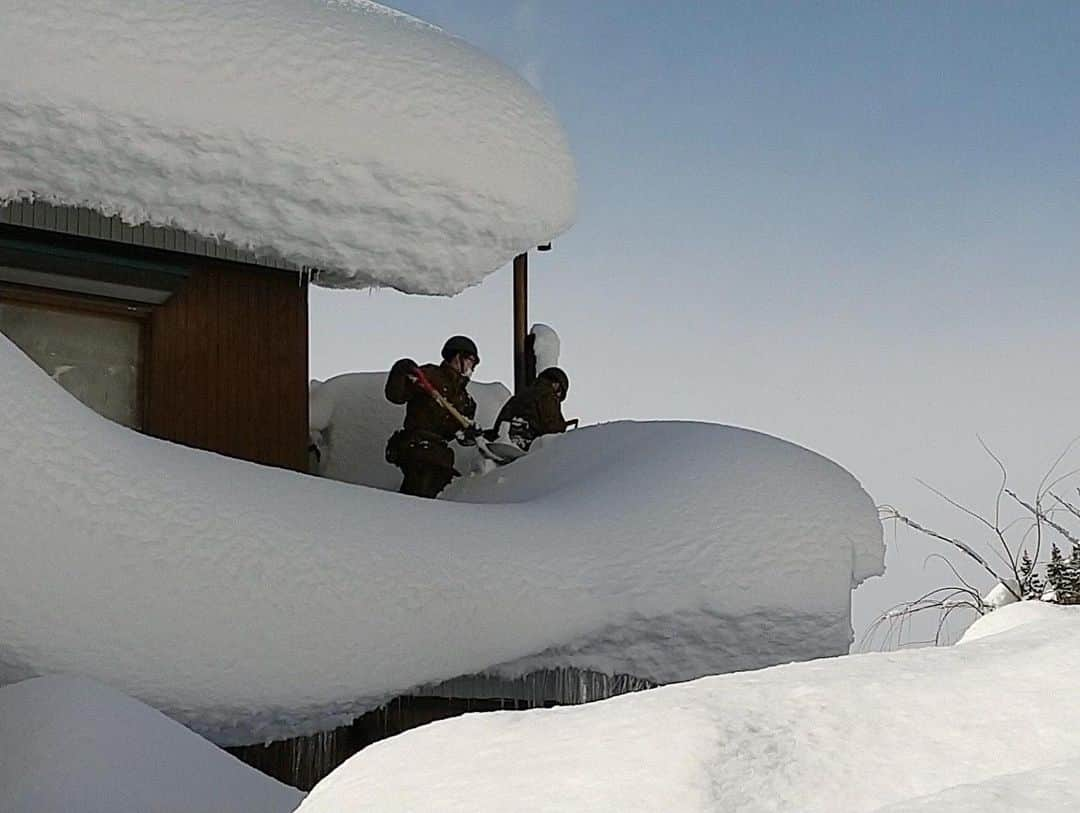 菅義偉さんのインスタグラム写真 - (菅義偉Instagram)「今後も広い範囲で大雪が続く見込みです。 自治体や関係者と緊密に連携し、停電の復旧作業や、自衛隊による除雪などを実施しています。今後も警戒を続け、積極的に支援します。  国民の皆様におかれましては、最新の気象情報や道路交通情報等に留意し、交通障害や施設への被害、屋根からの落雪や雪崩を十分警戒してください。大雪が予想される地域では、不要不急の外出を控えていただくとともに、除雪作業は十分注意して行っていただくようお願いします。  (写真は自衛隊による災害派遣活動)」1月8日 18時09分 - suga.yoshihide