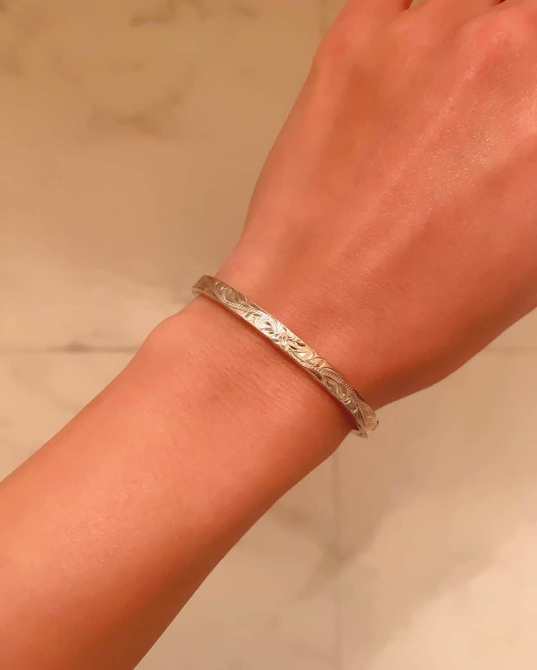 マイコ さんのインスタグラム写真 - (マイコ Instagram)「* 結婚祝いでいただいた @maxi_japan_official のバングル。 手首が異様に細くて ブレスレットだと なかなか合うサイズなかったから 嬉しい。気に入ってる☺︎ 忘れられない出来事と共にあるアクセサリーは やっぱり特別。 ・ ・ ・ ・ #withmaxi#hawaiianjewelry#maxi」1月8日 18時09分 - maicorori