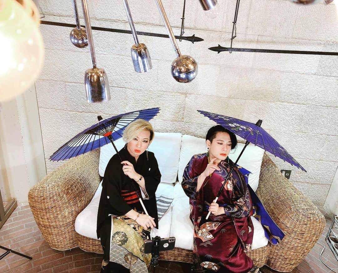 のインスタグラム：「新年早々、一都三県に緊急事態宣言が発令されました。もちろん「健康第一」だから致し方がないのは重々承知なのだけれども。 各界の打撃を思うと胸が締め付けられる思いでいっぱいです。  さぁいよいよ来たぞ！このピンチをどうチャンスに変える？！ 新しい事業でも考えてみる？ 資格でも取ってみる？ メルカリで大量にいらない物売ってみる？年末の大掃除以上に大掃除してみる？ 溜まりに溜まったドラマや映画でも観る？ 久しぶりにスーファミでもする？ とりあえず。踊っちゃう？ 今まで仕事で出来なかったことをやっちゃお？  そんな前向きな気持ちで、この宣言を乗り越えてわけのわからないウィルスをとっとと撲滅できることを願ってます。 みんな。元気でいてねー！  #enviigabriella #souljuice #hidekism #gay #lgbt #オネエ #エンガブ #tokyo #japan #ENGAB  #youtube #この写真もカミュちゃんが撮ってくれた #電球と見事な融合 #とりあえず暇つぶしにエンガブの動画でも観て笑っちゃって」