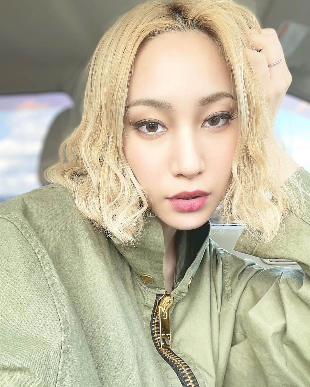 藤本奈月のインスタグラム：「こないだの撮影メイクは　@kana_mizuno  金髪女は2月まで〜😂！ 今のうちガンガン作品しよ〜！誘って誘って〜🙋🏻‍♀️❤️」