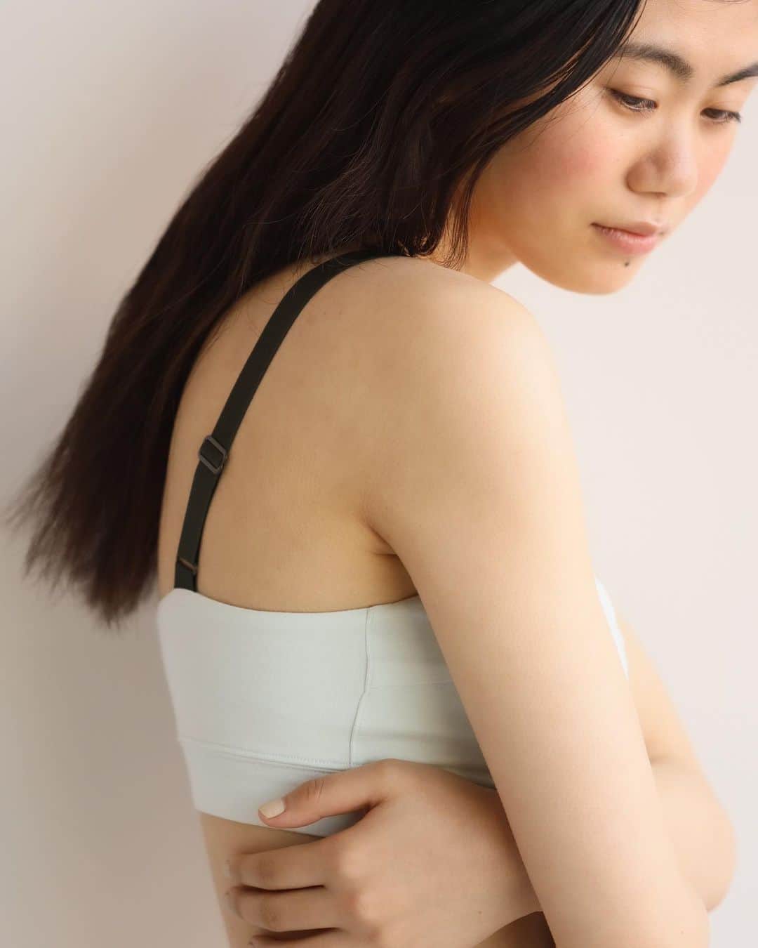 のインスタグラム：「-  EMILY WEEK BICOLOR COTTON BRA & SHORTS  -  バイカラーデザインのアンダーウェアシリーズに、 新色ラズベリーピンク×ベージュ、 アイスグリーン×カーキが入荷しました。  なめらかなコットン生地が肌当たり優しく、アクセントの太く柔らかいストラップは胸の重みを分散させ肩に負担がかかりにくい仕様です。  生地面積が広いため、包み込まれるような安心感のあるブラ、ショーツです。  -  #EMILYWEEK #reset #active #neutral #balance #aroma #organic #period #relax #design #typography #photography #womanslife #langerie #skinwear #innerwear #underwear #roomwear」