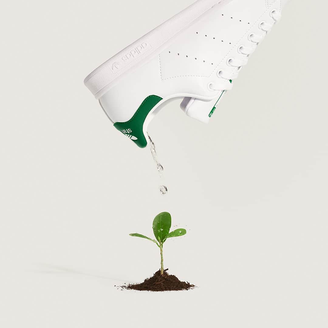adidas Originalsさんのインスタグラム写真 - (adidas OriginalsInstagram)「The iconic Stan Smith returns with a more sustainable take on the timeless silhouette. Created as a part of our mission to help #ENDPLASTICWASTE, the classic sneaker wraps PRIMEGREEN, a series of high-performance recycled materials, in its legendary green and white colorway.  #STANSMITHFOREVER」1月8日 18時11分 - adidasoriginals