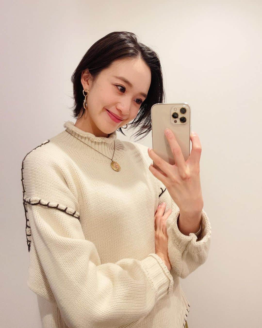 結城はゆるのインスタグラム：「お正月はずーっと寝て過ごし、 暴飲暴食の結果が仇となり返ってきたぜ😭 (結構でっかいニキビ３個できた) そして仕事が早々に始まりました。 働けることに感謝して、程よく頑張ろう🤲 . . . . . . . #なんの話 #ことよろ #ootd」