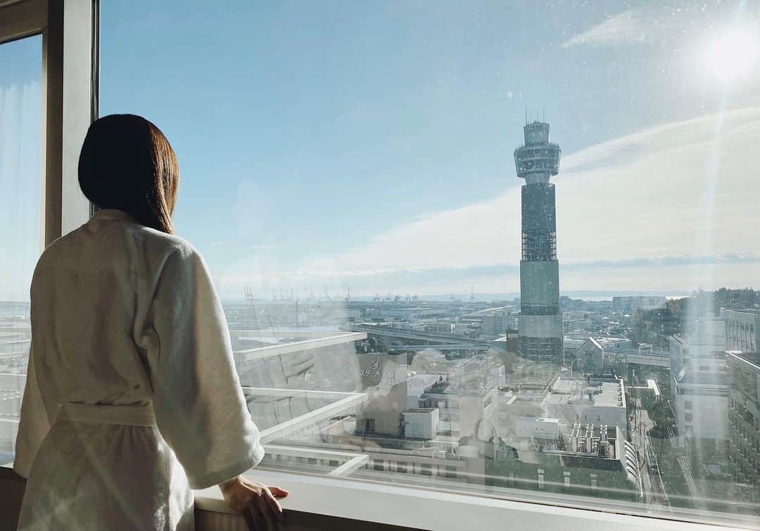 石黒美帆のインスタグラム：「﻿ *﻿ 朝の空が綺麗😊﻿ ﻿ ﻿ この間ストーリーズにご質問頂いていたのに遅くなってごめんなさい！ここからの夜景でした☾⋆﻿ ﻿ ﻿ ﻿ #hotelnewgrand#staycation#hotelstay#yokohama#ホテルニューグランド#ホテルステイ#ステイケーション#横浜#マリンタワー#夜景」