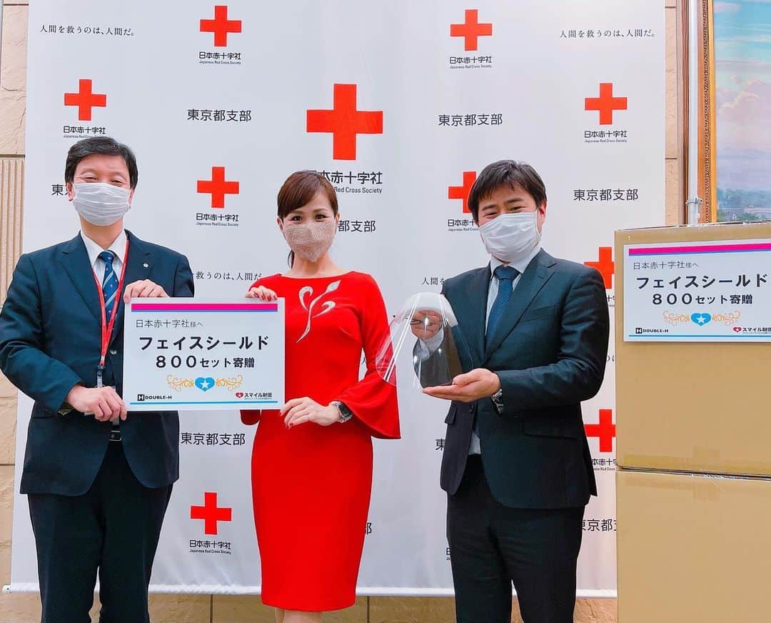 重太みゆきさんのインスタグラム写真 - (重太みゆきInstagram)「昨日、スマイル財団を通じて、日本赤十字社 東京都支部 様へ医療用にも使えるフェイスシールド（FACE SCREEN）８００セットを寄贈させていただきました。  新型コロナウィルスの感染が広がる中、 共に新しいマウスシールドを開発しているDOUBLE-Hの 代表取締役である桑田様のスマイル財団へのお声がけで実現しました。  必ず乗り越えなければいけない、その救援に日本赤十字社様のプロフェッショナルな力にこのフェイスシールドも活用していただきたいです。  笑顔の祈りを込めて。  ※ 昨年、日本赤十字社の活動を支援する目的で社会貢献SNSを開発しました。スマイルドネーション®︎もどうぞよろしくお願い申し上げます。 https://www.smiledonation.org  写真左 日本赤十字社 東京都支部 振興部長 松田茂雄様  写真右　 DOUBLE-H 代表取締役 桑田健一様  #日本赤十字社東京都支部 #日本赤十字社 #重太みゆき #DOUBLE-H #マウスシールド」1月8日 18時13分 - shigetamiyuki