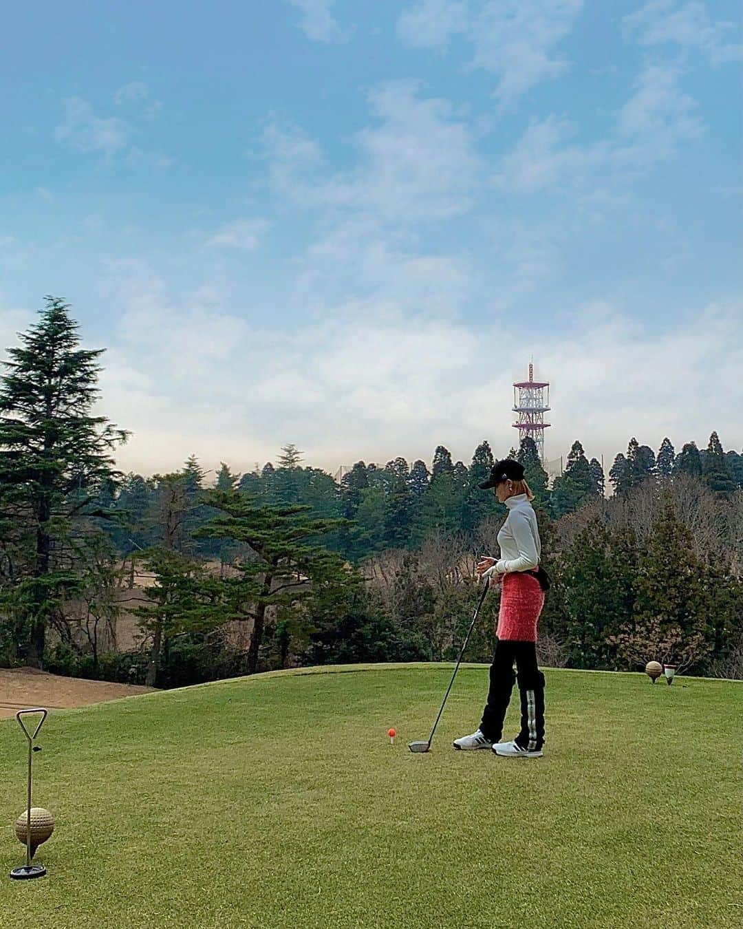 りおなさんのインスタグラム写真 - (りおなInstagram)「. ゴルフ記録⛳️姉ヶ崎カントリー倶楽部 10回目のラウンド🏌🏽‍♀️ 絶対寒いと思ってホッカイロ5枚貼りしたwダウンいらなかった🦭 . . スコアは100切り出来ず104🥺 立ち上がり悪過ぎ😇 でもアプローチが良くなったおかげか、パター数少なくなった😳(間違いなくキャディーさんのおかげ) . . 得意のドライバーもまた波あったな〜🌊  . . . 動画①ドライバー めちゃいい当たりのやつ。笑 . 動画②ドライバー なんかスイングいまいちだけどナイスショットだったらしいやつ。笑  . 動画③ショートホール 8iだったかなー？アイアン右に行きがち🏌🏽‍♀️↗️ アイアンの飛距離がびっくりするくらい落ちてたんだけどなに？笑 . . また次のラウンドまで練習がんばろ〜👌🏾 . . . #ゴルフ #ゴルフ女子 #ゴルフウェア #ゴルフ初心者 #golf #ゴルフコーデ #ゴルフスイング #adidas #adidasgolf #filagolf #snidel #uniqlo #newbalance #newbalancegolf #골프　#selfie #エクステ #金髪 #멋스타그램　#오오티디　#메이크업　#일상　#셀카　#좋아요　#카페투어　#照片 #每日穿搭 #模特  #キャディーさんいつも優しい人で嬉しい」1月8日 18時18分 - rionapzzz