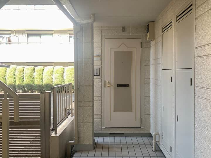 せたがやクラソンのインスタグラム：「『ひとり旅への扉を開こう 101』﻿ ﻿ ・京王線千歳烏山駅 徒歩5分 ・7.4万円・22.67㎡・1K ___________________________________________________________________﻿  はじめての一人暮らし。 または、心機一転あたらしいスタートを切りたい方。  どの街に暮らそうか迷いますね〜。 一人暮らしにおすすめしたい街のひとつ「千歳烏山」をご紹介。 とにかくお店が充実！ 日々の生活にほしいものはだいたいそろってます。  駅からは徒歩5分。商店街もほどよく近く、一人暮らしでも安心。 間取りはやっぱりこれ、1Kです。この間取りがやっぱり使いやすい。 採光は南東ですが、1階のため日当たりはすこし物足りないかも。  でもトイレに窓がついているのはうれしい！ 水まわりは湿気がこもりやすくなるので、 すこしでもお掃除の手間が省けるといいよね。 あと独立洗面台。一人向けだと無いところも多いですが、 このお部屋はあった！ うれしい〜。  この春お引越しをお考えの方、「千歳烏山」どうぞご検討ください！  ▼この物件の詳細、﻿ そのほかのお部屋はプロフィールのリンクから﻿ @setagayakurasson﻿ ___________________________________________________________________﻿ ﻿ 「オンラインでお部屋探し」スタートしました！ ご相談お待ちしております。 ﻿ ﻿https://setagayakurasson.com/online _____________________________________________________________________﻿ ﻿ #せたがやクラソン #せたがやンソン #賃貸 #お部屋探し #オンラインお部屋探し #引っ越し #内見 #部屋 #ワンルーム #ひとり暮らし #ふたり暮らし #好きな街 #暮らしを楽しむ #キッチン #家具 #世田谷 #賃貸インテリア #リノベーション #コンシェルジュ #世田谷のお部屋探し  #京王線 #千歳烏山  #暮らしを楽しむ #ひとり暮らしスタート #1K #おいしい街 #ひとり旅 #心機一転」