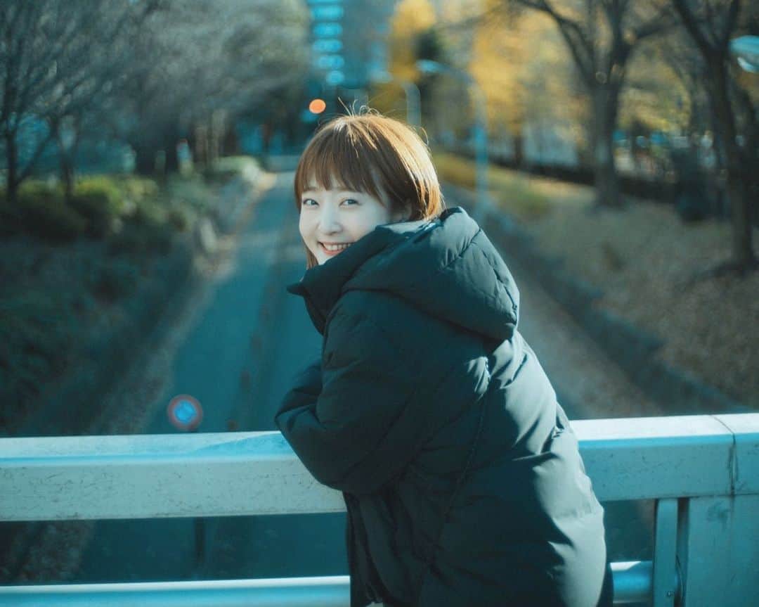 のインスタグラム：「シカコとしたバーチャル初詣の解散は 集合した場所と同じところで、逆になんか笑顔でまたねって感じがして爽やかだったなぁなう的な感じで鑑賞してみてどうぞ🌈 #バーチャル初詣 #にっこり #2021 #賀正 #また一緒に出かけよ #バーチャルデート #っぽい作品  #都内のあらゆる変な公園巡って撮影しようぜって言ってカメラマンさるくんと解散した #持ってたHOTラテ最後冷えきってた #シリーズ完結 #お年頃31歳 #シカコ #shikaco #小鹿 #시카코  #久保ユリカ #kuboyurika #久保百合花 #쿠보유리카  #onepiece #ZARA #downjacket #UNIQLO photo by #さるくん @yuukisaruta」