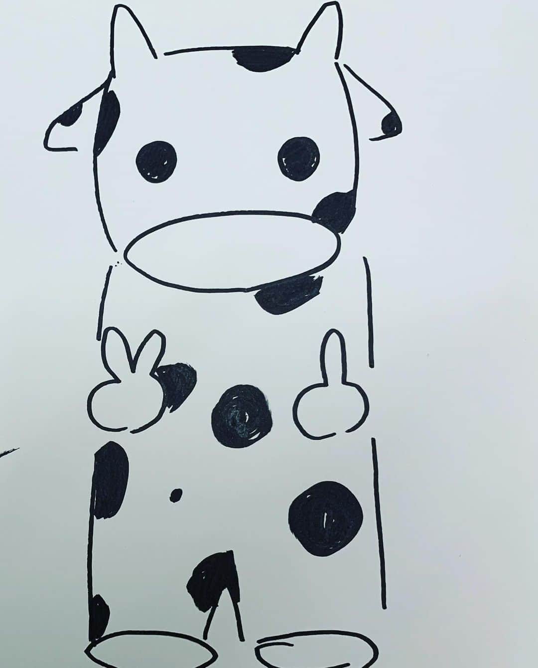 住田紗里さんのインスタグラム写真 - (住田紗里Instagram)「今年最初の「住田画伯」のテーマは 丑年だけに「うし」でした〜🐄  1枚目はアベモニ元旦SPにも登場してもらった牛をお借りして撮りました📷 この牛、80キロまで耐えられるそうです笑  描いた絵はと言いますと、、、 キャラクター的なテイストではなく リアルなものを描くつもりが、 大変バランスの悪い牛に… あまりにも寂しい感じになってしまったので、 文字を書き足しました笑  3枚目は放送後に描いたおまけ😏  この日は#2分 で#お絵描き #前脚 が#短すぎた のか #後脚 が#長かった のか… #バランスが悪い #牛#🐄#丑年#丑#干支#cow#2021年#2021#住田画伯#コーナー#アベモニ#ABEMAMorning#ABEMA#テレビ朝日#テレ朝#テレビ朝日アナウンサー#アナウンサー#住田紗里」1月8日 18時29分 - sarisumita_ex