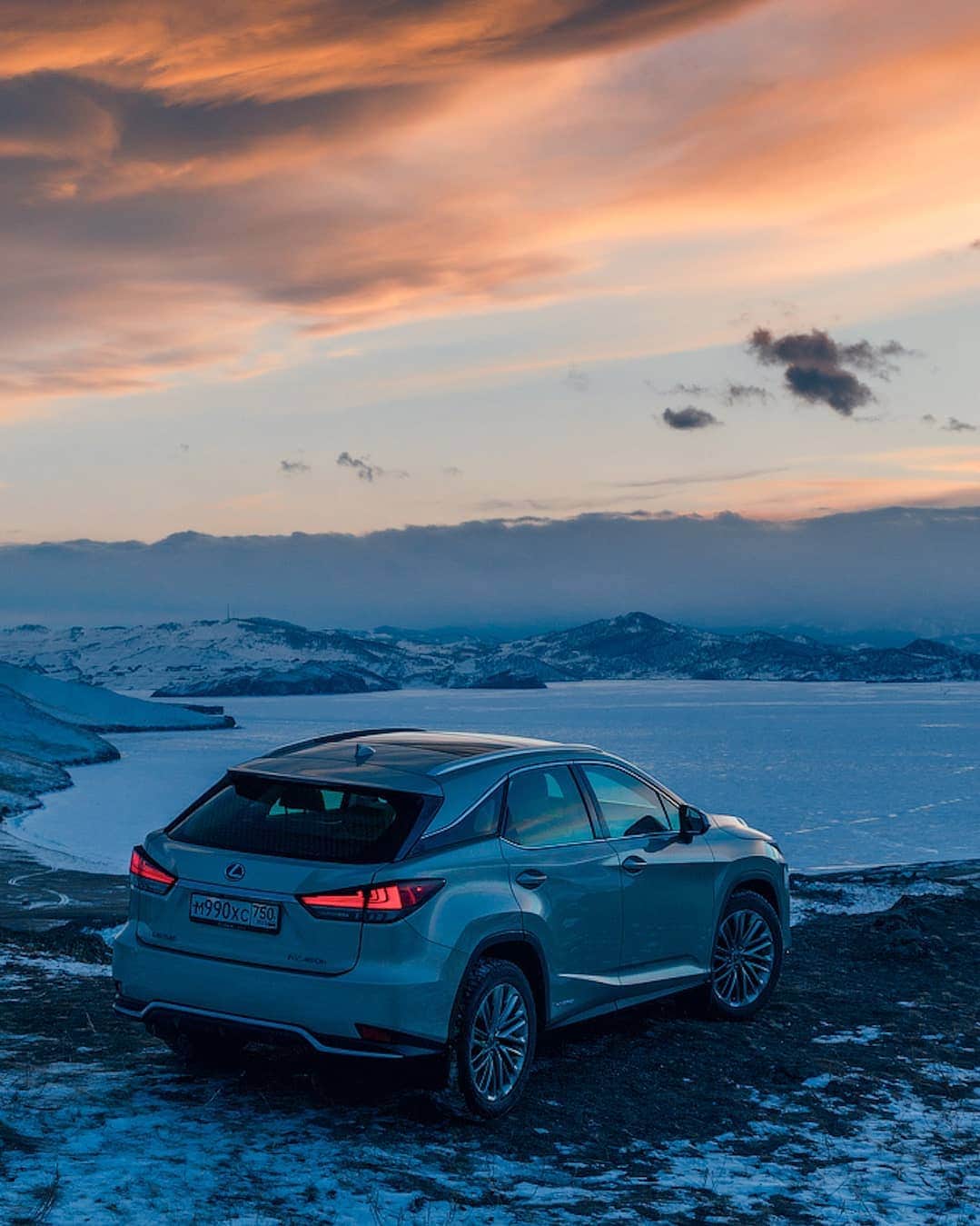 Lexus UKさんのインスタグラム写真 - (Lexus UKInstagram)「As far as winter road trips go, travelling to the world's the largest and deepest freshwater lake in the #LexusRX is pretty special. #Siberia #LakeBaikal  #Design #CarDesign #Automotive #Lexus #CarsofInstagram #LuxuryTravel #Luxury #Lexus #Ice」1月8日 18時29分 - lexusuk