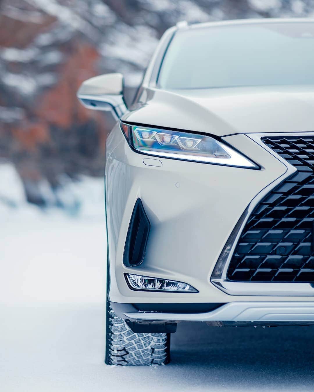 Lexus UKさんのインスタグラム写真 - (Lexus UKInstagram)「As far as winter road trips go, travelling to the world's the largest and deepest freshwater lake in the #LexusRX is pretty special. #Siberia #LakeBaikal  #Design #CarDesign #Automotive #Lexus #CarsofInstagram #LuxuryTravel #Luxury #Lexus #Ice」1月8日 18時29分 - lexusuk