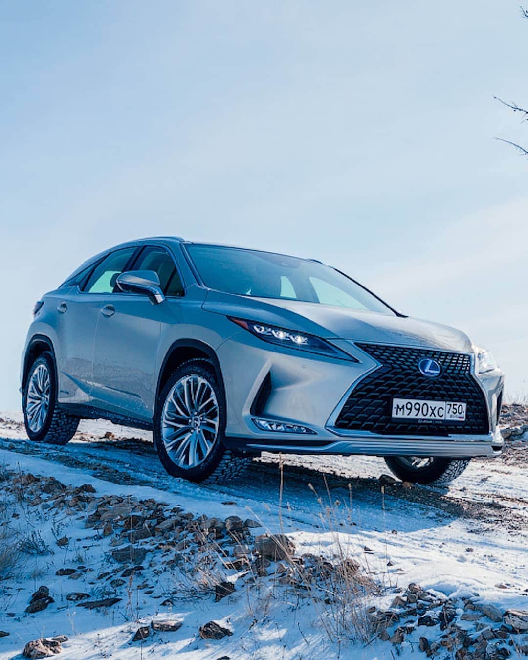 Lexus UKさんのインスタグラム写真 - (Lexus UKInstagram)「As far as winter road trips go, travelling to the world's the largest and deepest freshwater lake in the #LexusRX is pretty special. #Siberia #LakeBaikal  #Design #CarDesign #Automotive #Lexus #CarsofInstagram #LuxuryTravel #Luxury #Lexus #Ice」1月8日 18時29分 - lexusuk