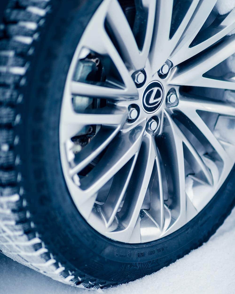 Lexus UKさんのインスタグラム写真 - (Lexus UKInstagram)「As far as winter road trips go, travelling to the world's the largest and deepest freshwater lake in the #LexusRX is pretty special. #Siberia #LakeBaikal  #Design #CarDesign #Automotive #Lexus #CarsofInstagram #LuxuryTravel #Luxury #Lexus #Ice」1月8日 18時29分 - lexusuk