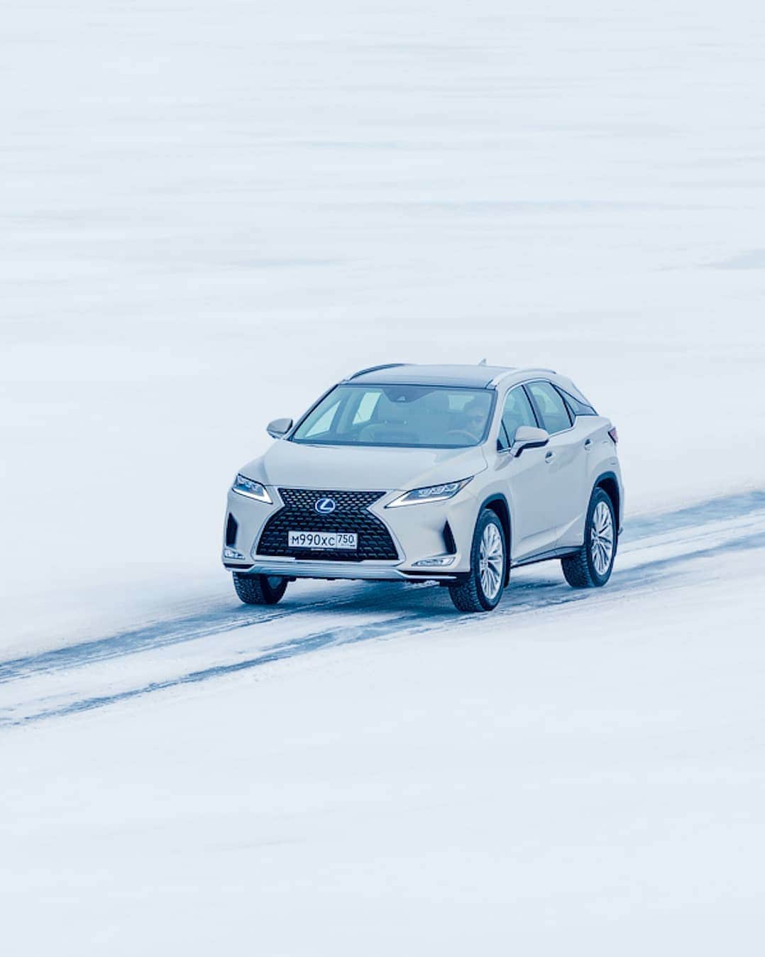 Lexus UKさんのインスタグラム写真 - (Lexus UKInstagram)「As far as winter road trips go, travelling to the world's the largest and deepest freshwater lake in the #LexusRX is pretty special. #Siberia #LakeBaikal  #Design #CarDesign #Automotive #Lexus #CarsofInstagram #LuxuryTravel #Luxury #Lexus #Ice」1月8日 18時29分 - lexusuk