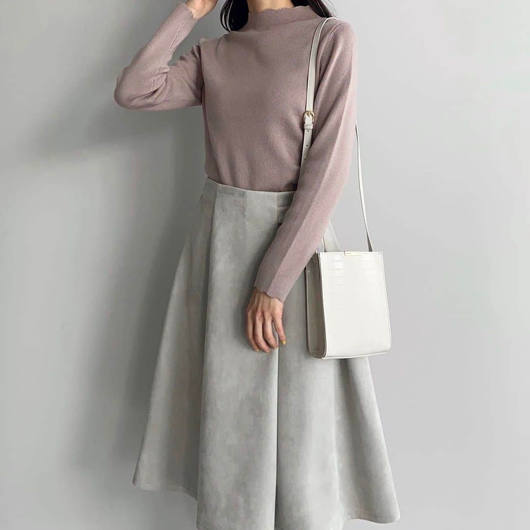 indexさんのインスタグラム写真 - (indexInstagram)「recommend styling✔️﻿ .﻿ .﻿ 💫scalloped neck knit tops C58-12001 ¥3,289(tax in)﻿ light gray / pink beige / white lavender / border﻿ .﻿ 💫suede double-cloth flare skirt C58-72002 ¥5,489(tax in)﻿ gray / light khaki / pink﻿ .﻿ 毛玉になりにくいアンチピリング機能の糸を使用したスカラネックニットは程よくコンパクトなサイズ感に仕上げているので1枚着にはもちろんインナーにもぴったり✨スカートはスエードダブルクロスというストレッチに富んだ肌触りの良い素材を使用したお手入れも楽チンな一枚を◎﻿ ﻿ .﻿ #index #インデックス﻿ ﻿ ﻿」1月8日 18時39分 - index.official